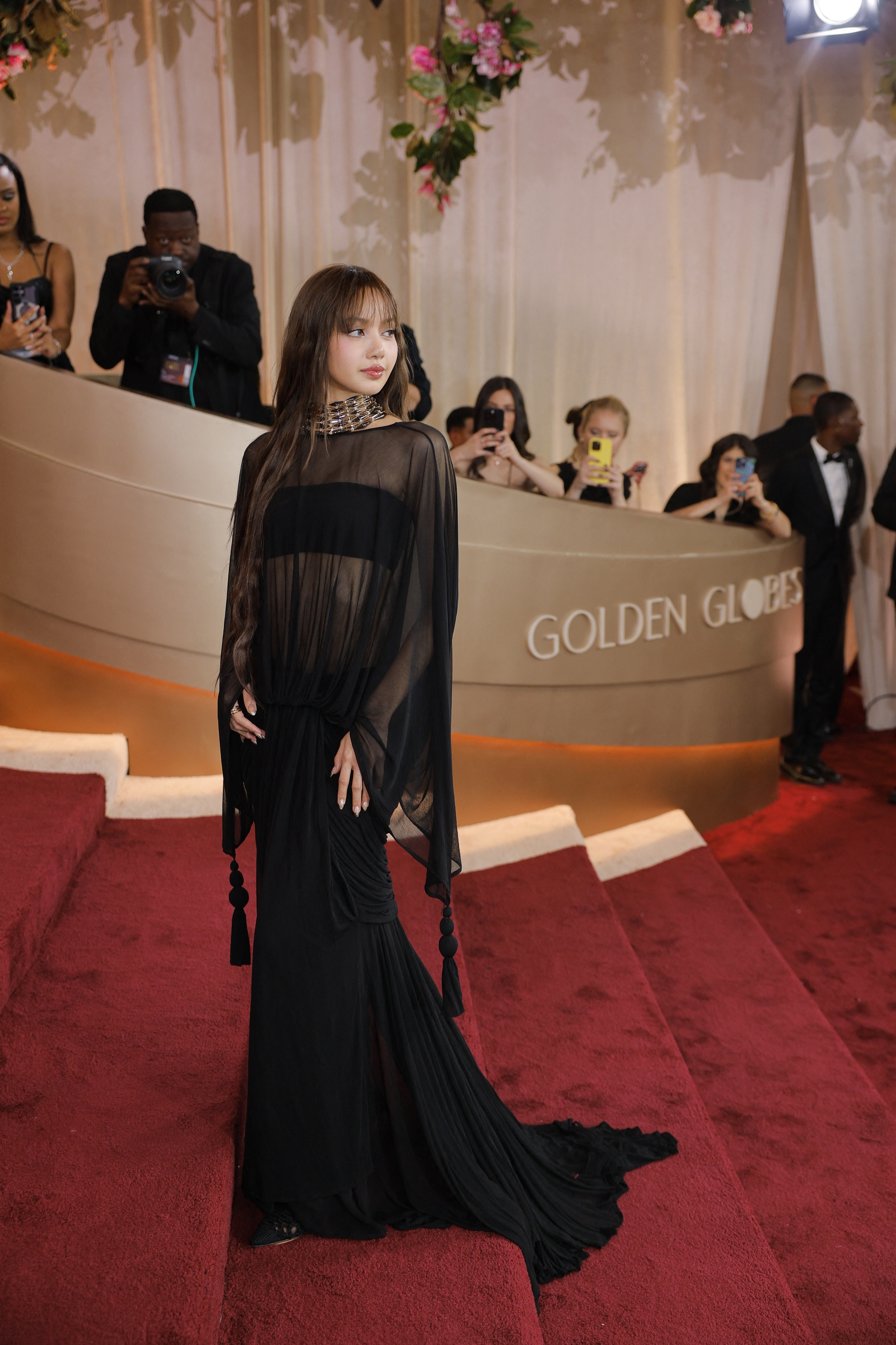 Lisa, Jennifer Lawrence mặc xuy&ecirc;n thấu khoe sắc gợi cảm tr&ecirc;n thảm đỏ Quả cầu v&agrave;ng 2026 - Ảnh 1.