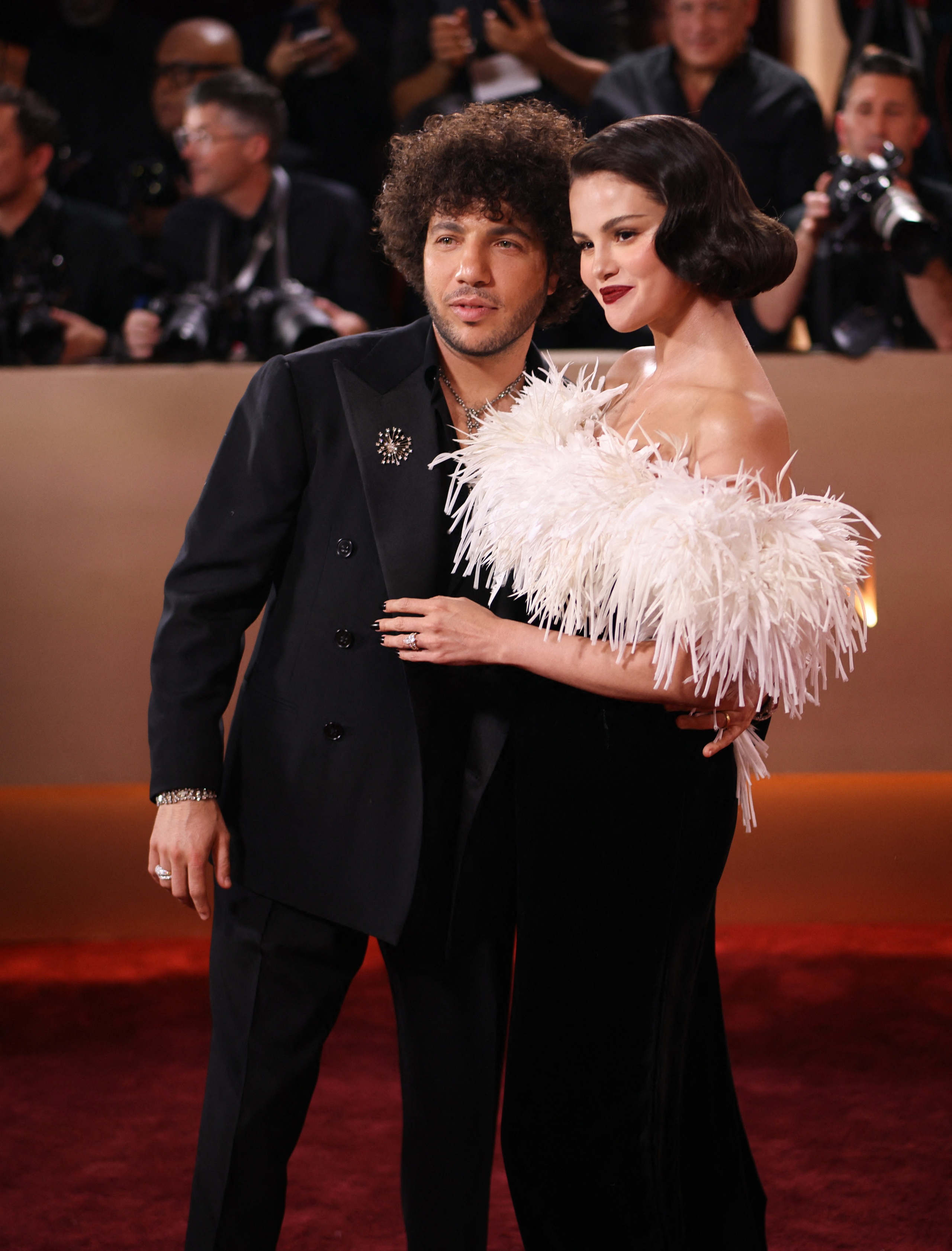 Lisa, Jennifer Lawrence mặc xuy&ecirc;n thấu khoe sắc gợi cảm tr&ecirc;n thảm đỏ Quả cầu v&agrave;ng 2026 - Ảnh 3.