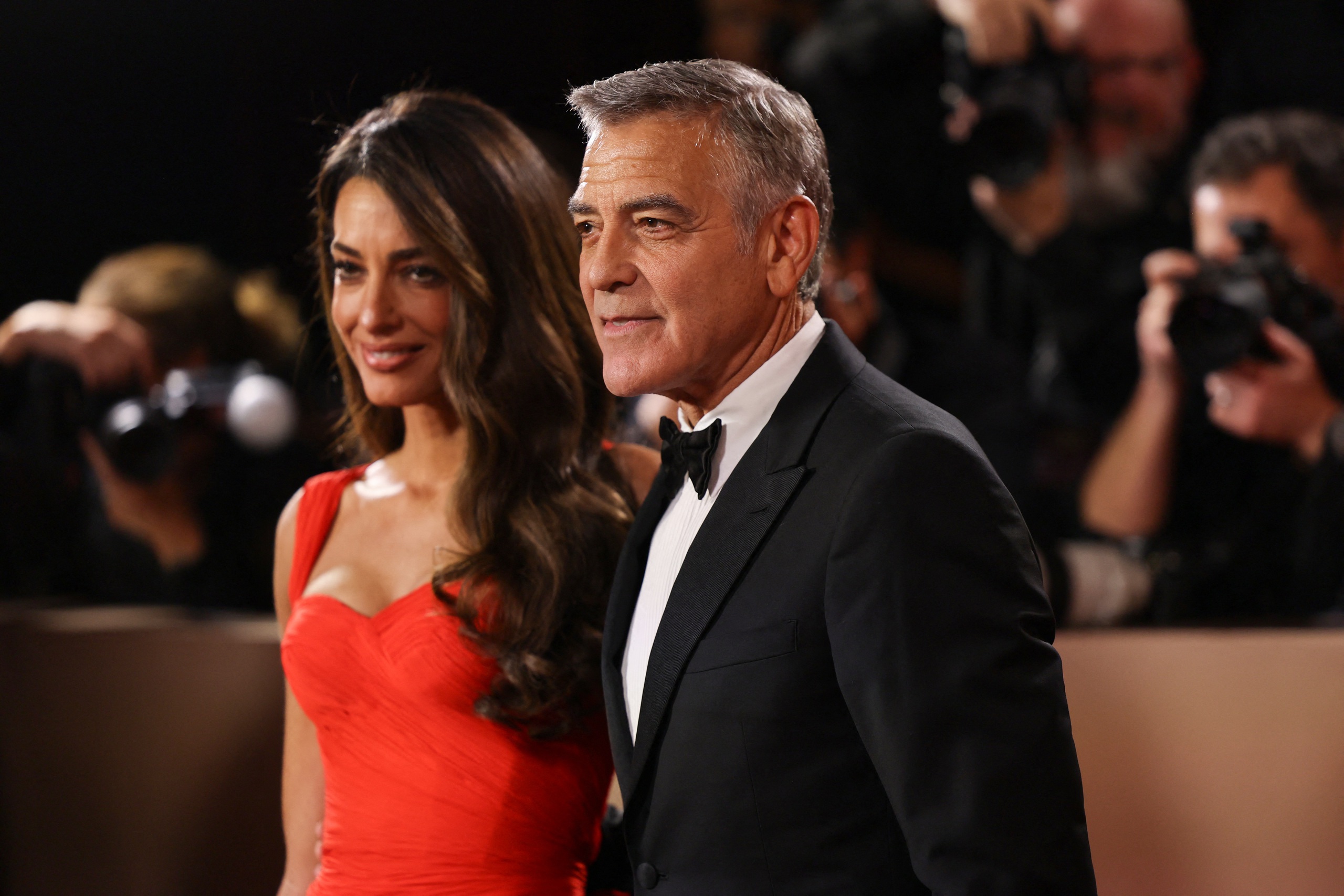 Lisa, Jennifer Lawrence mặc xuy&ecirc;n thấu khoe sắc gợi cảm tr&ecirc;n thảm đỏ Quả cầu v&agrave;ng 2026 - Ảnh 11.