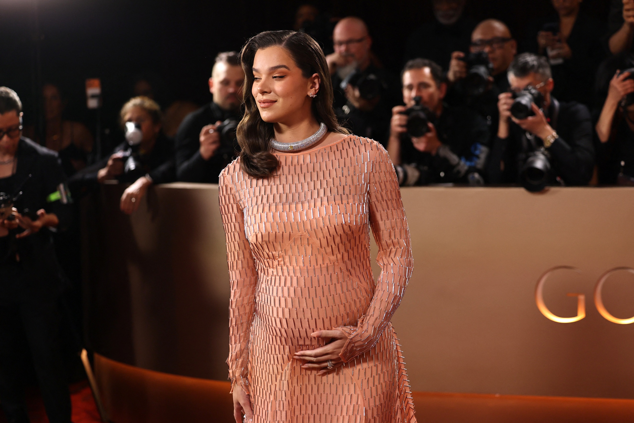 Lisa, Jennifer Lawrence mặc xuy&ecirc;n thấu khoe sắc gợi cảm tr&ecirc;n thảm đỏ Quả cầu v&agrave;ng 2026 - Ảnh 14.