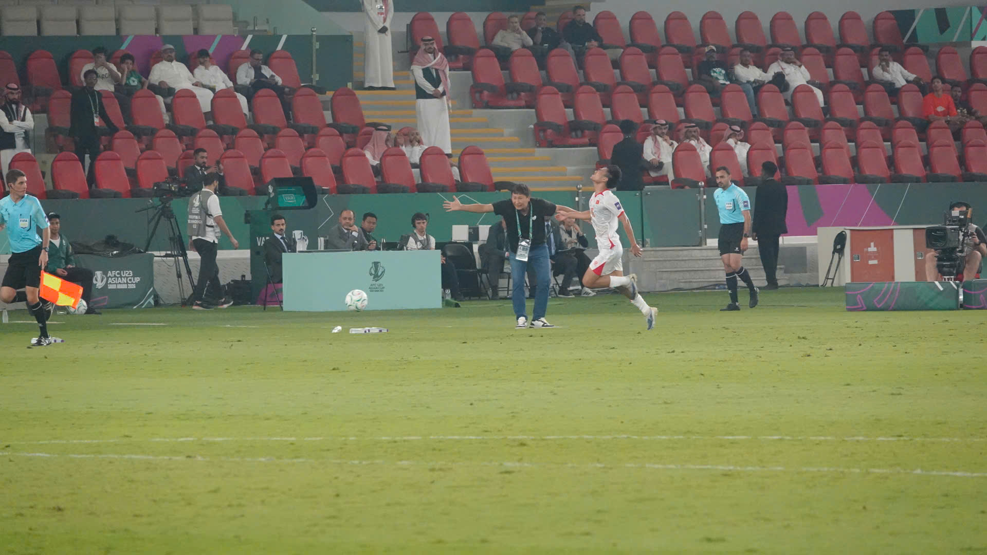 'Điềm lành' chiến thắng của U.23 Việt Nam: Nụ cười Đình Bắc- Ảnh 7. 'Điềm lành' chiến thắng của U.23 Việt Nam: Nụ cười Đình Bắc - Ảnh 8.