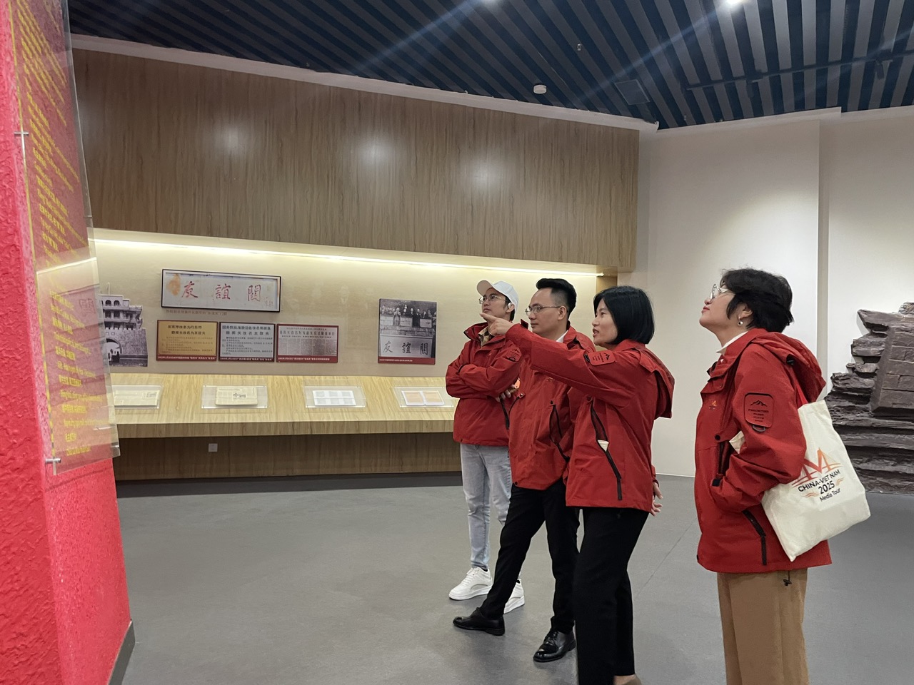 Không gian văn hóa tại cửa khẩu Hữu Nghị giữa Việt Nam và Trung Quốc - Ảnh 1.