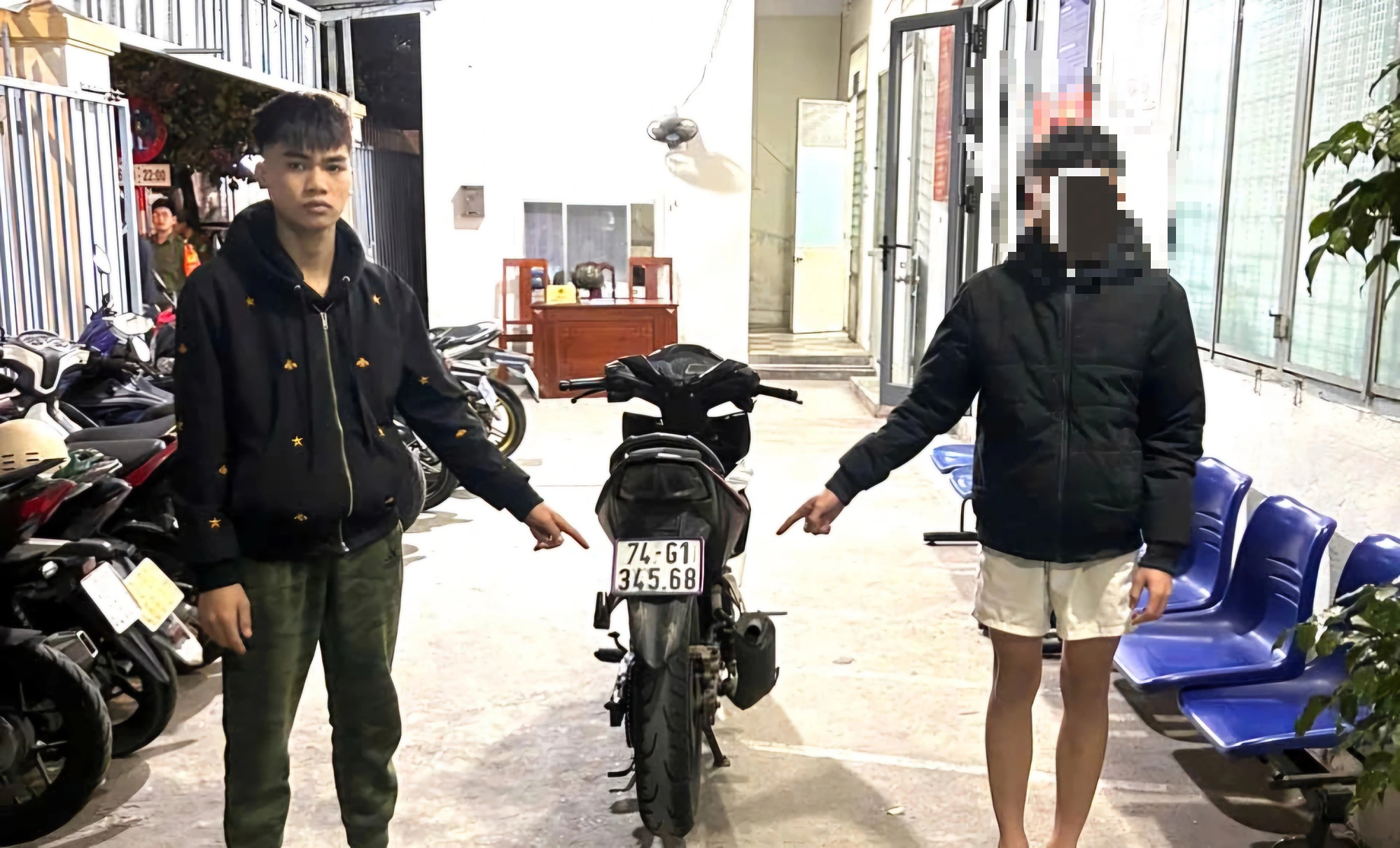 Mang hung khí rượt đuổi, chém người tới tấp vì nhầm đó là 'đối thủ'- Ảnh 1.