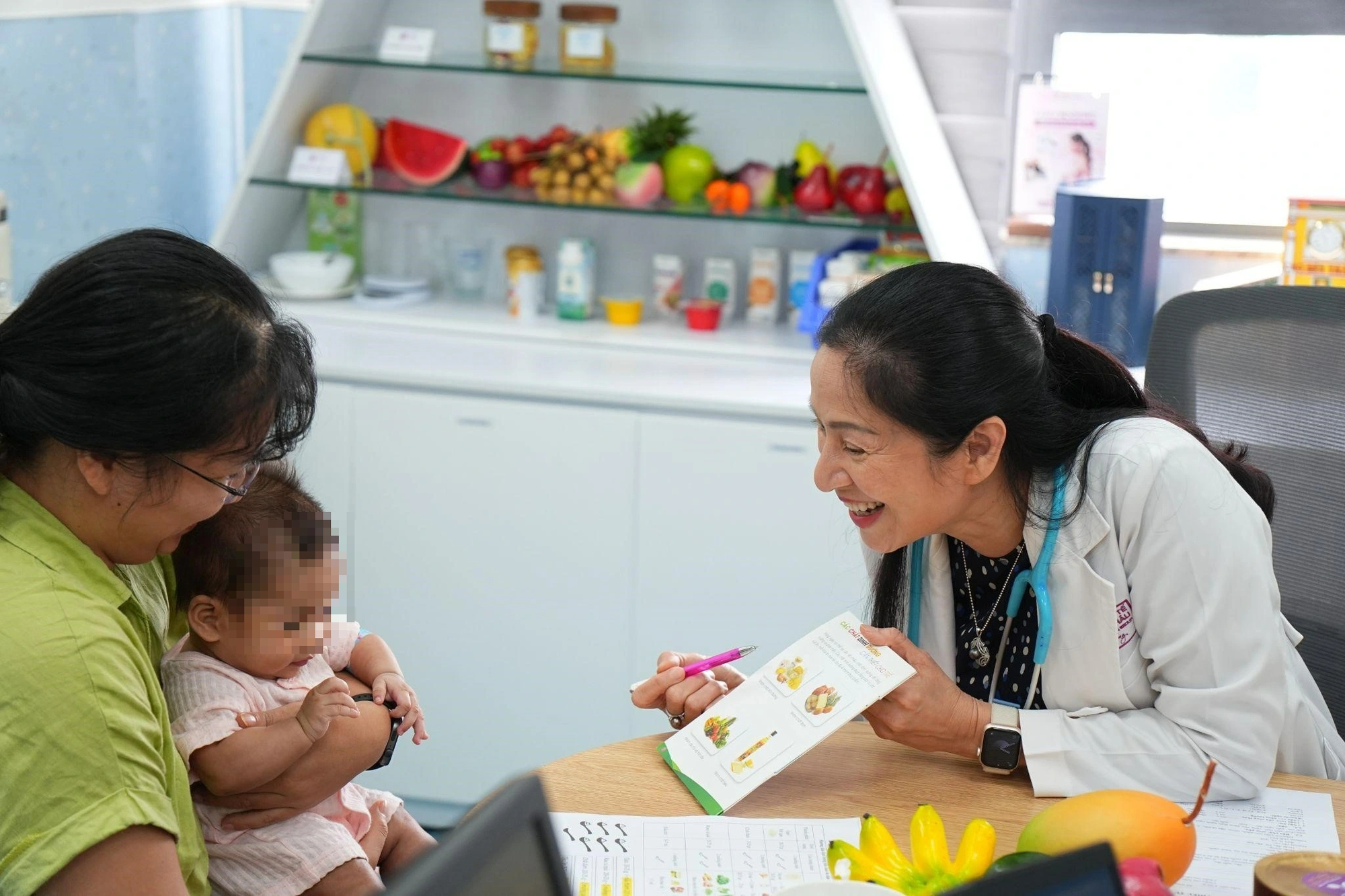 Có phải trẻ càng uống nhiều sữa sẽ càng tăng chiều cao? - Ảnh 1.