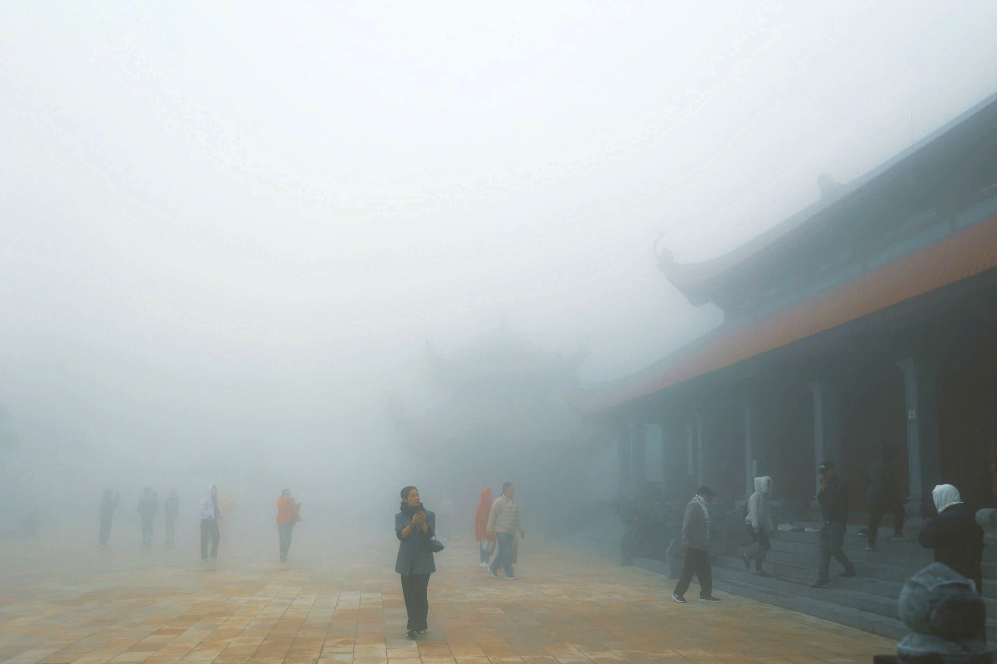 Lạc giữa tầng mây trên đỉnh Hòn Bà - "Đà Lạt của phố biển" Lạc bước trong mây tại Hòn Bà, nơi mệnh danh là 'Đà Lạt của Khánh Hòa' - Ảnh 6.