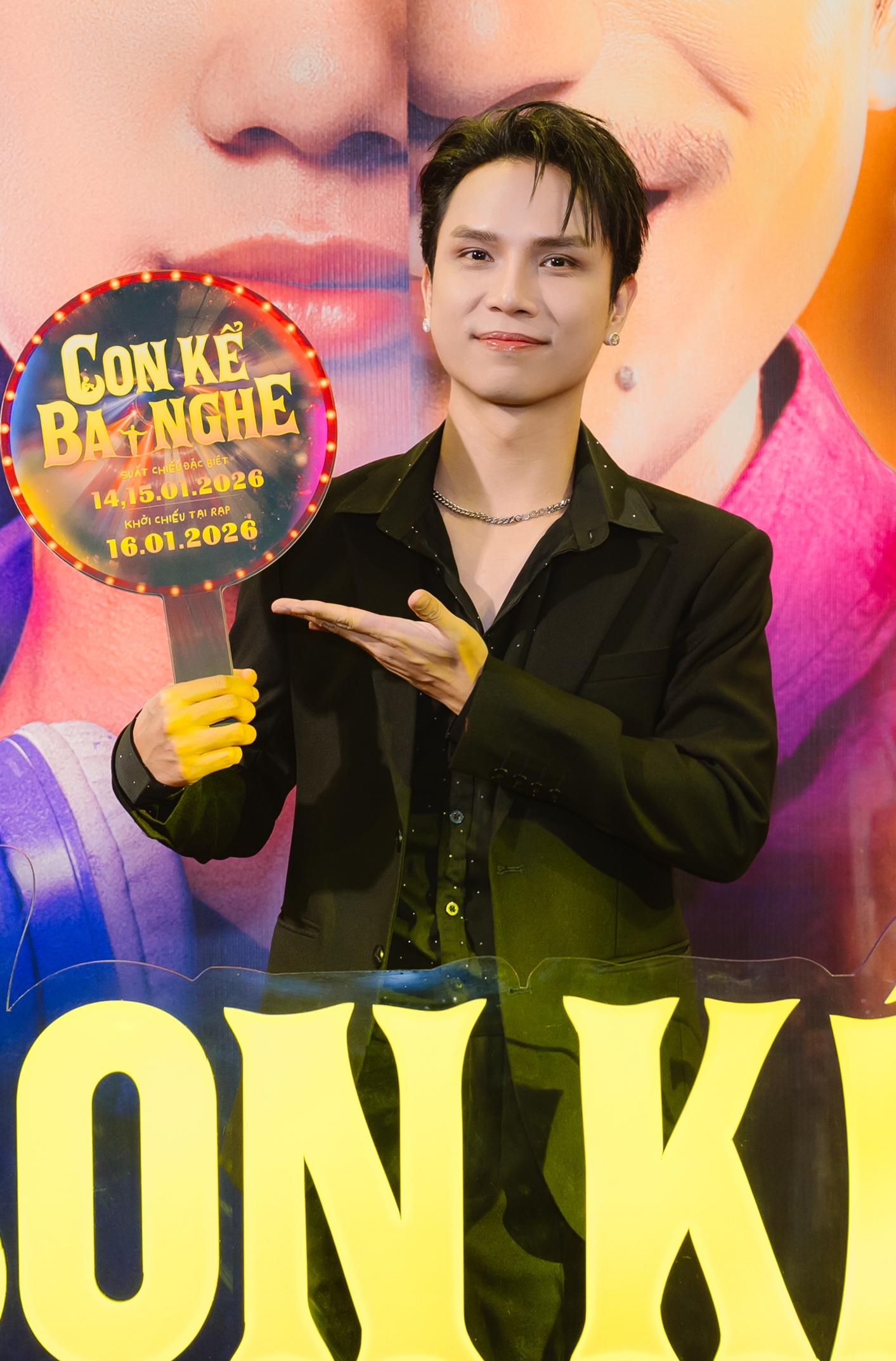 Ngọc Trinh gợi cảm tr&ecirc;n thảm đỏ ra mắt phim- Ảnh 13.