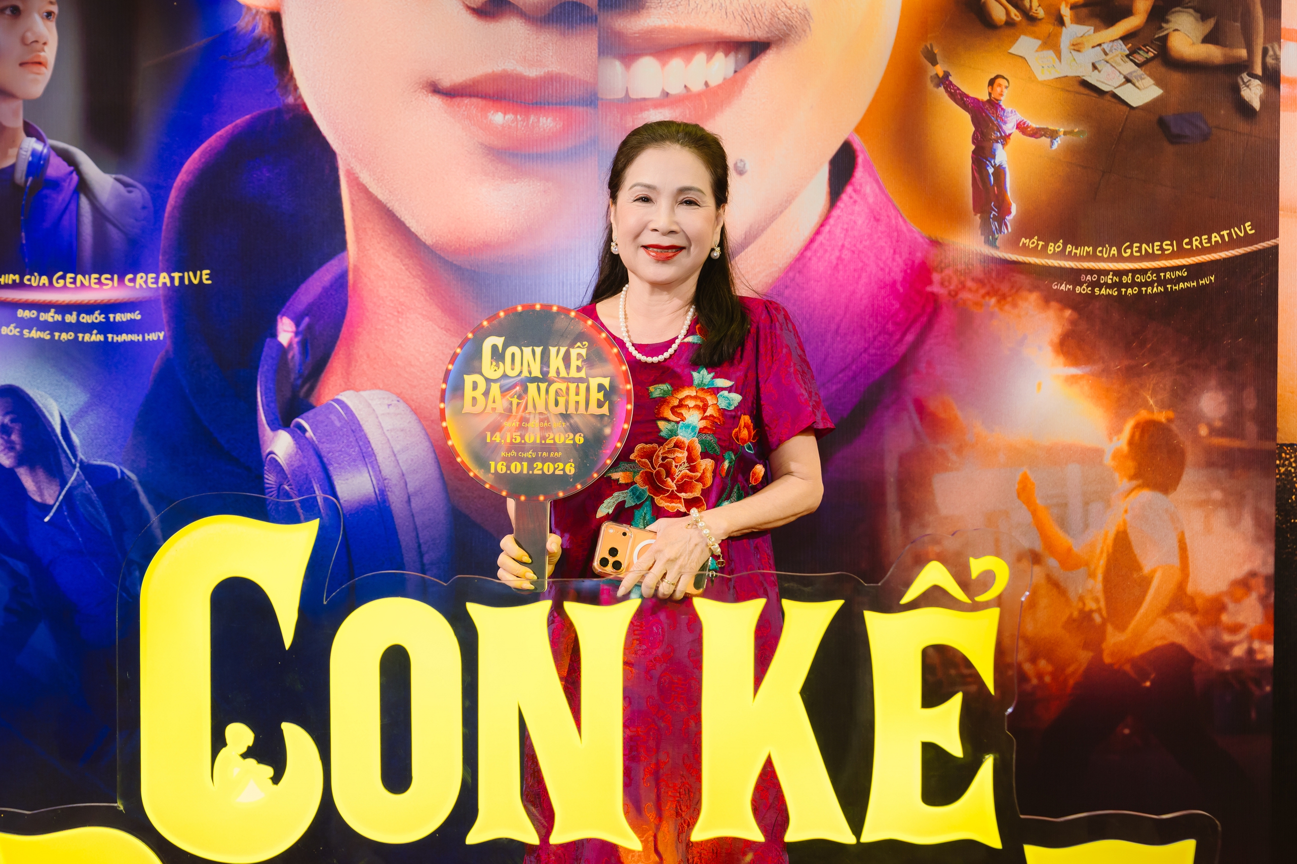 Ngọc Trinh gợi cảm tr&ecirc;n thảm đỏ ra mắt phim- Ảnh 4.