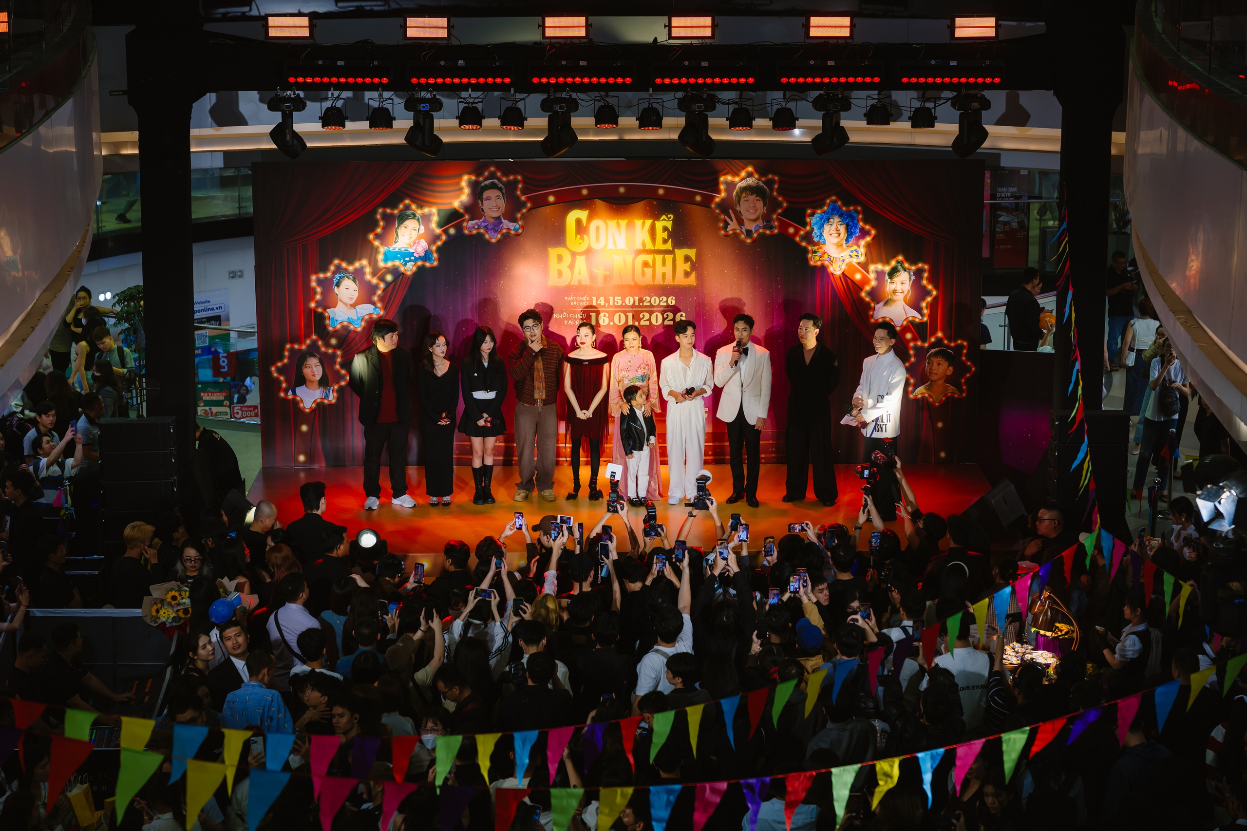 Ngọc Trinh gợi cảm tr&ecirc;n thảm đỏ ra mắt phim- Ảnh 1.