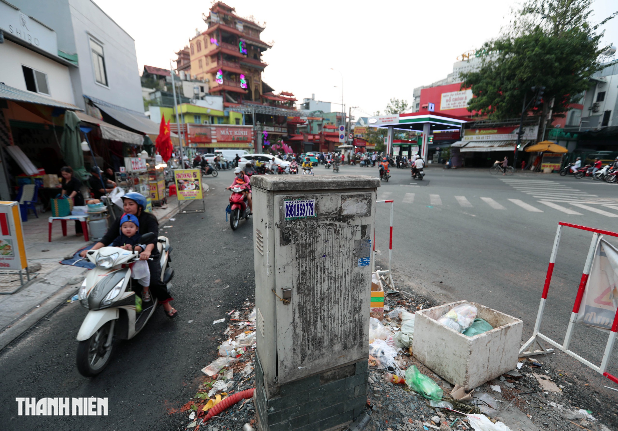 Đường Chu Văn An dần về đích, hàng loạt cột điện vẫn án ngữ mặt đường - Ảnh 4.