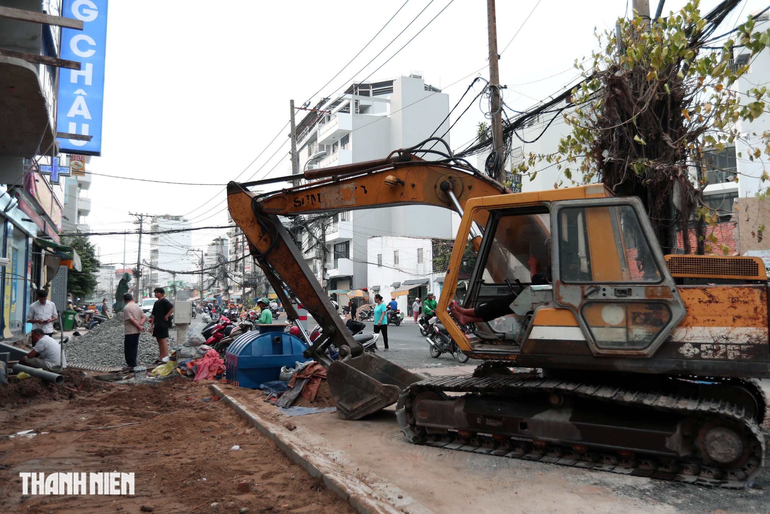 Đường Chu Văn An dần về đích, hàng loạt cột điện vẫn án ngữ mặt đường - Ảnh 11.