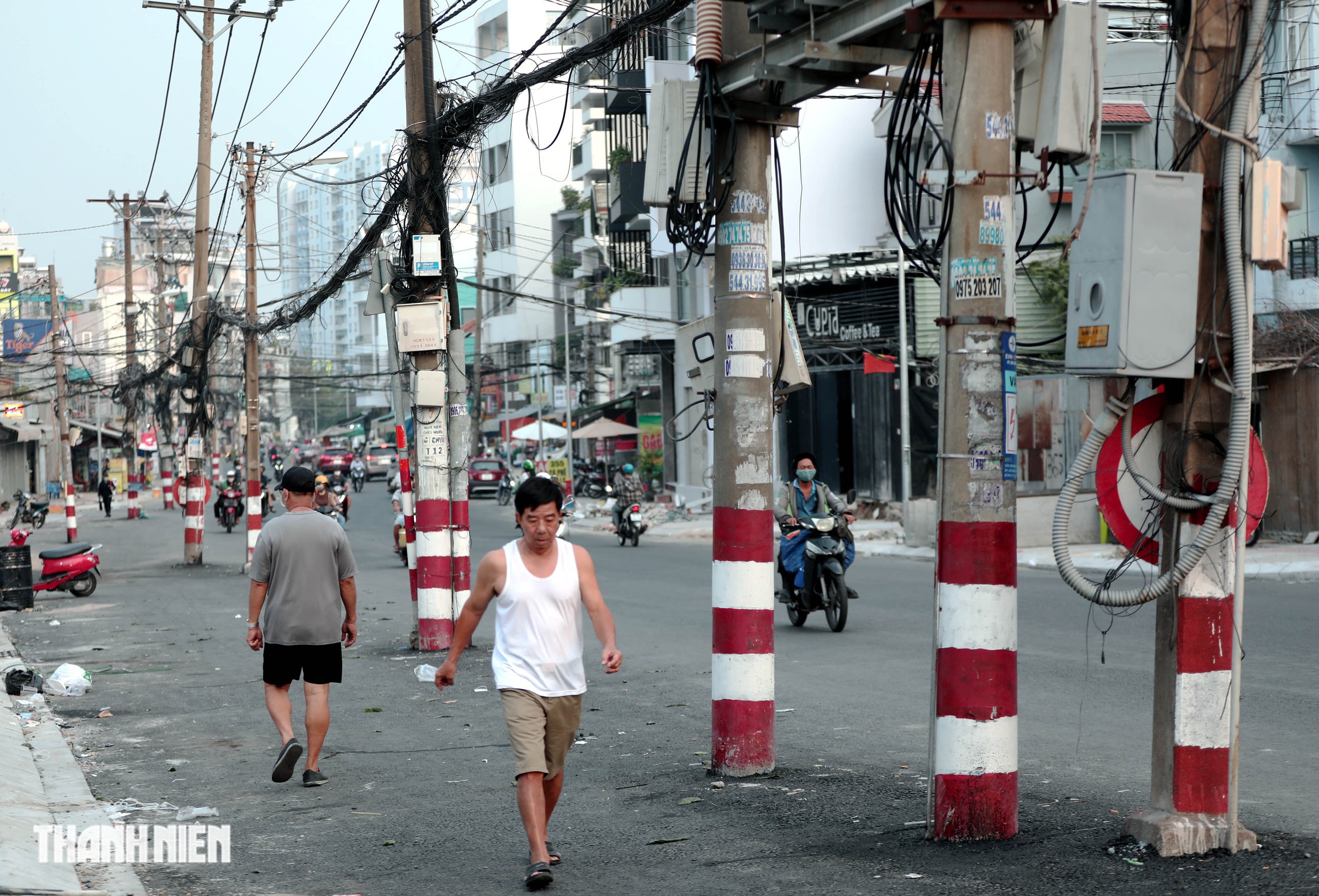 Đường Chu Văn An dần về đích, hàng loạt cột điện vẫn án ngữ mặt đường - Ảnh 4.