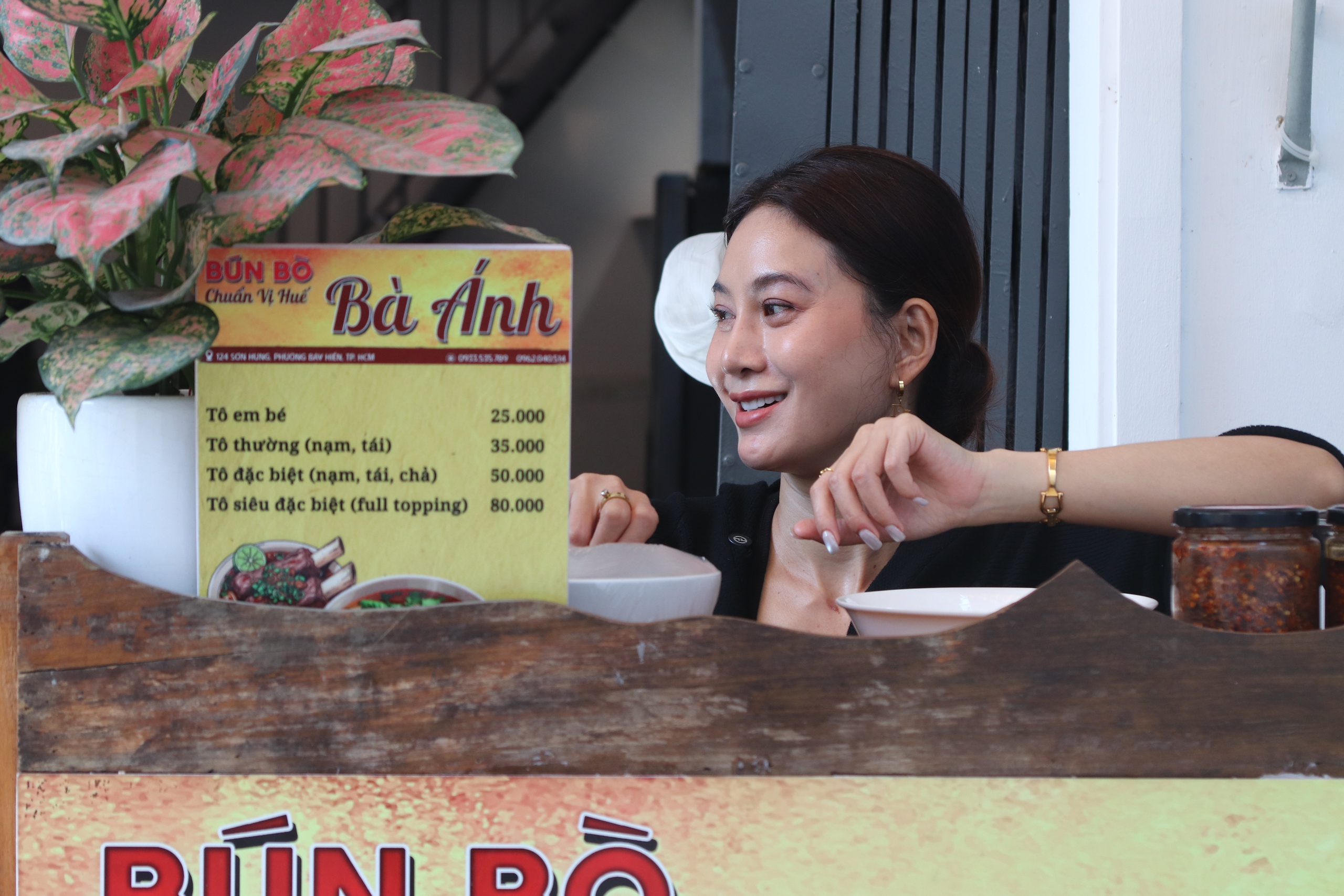 &lsquo;Đả nữ&rsquo; Phi Ngọc &Aacute;nh b&aacute;n b&uacute;n b&ograve; mưu sinh, chắt chiu trả nợ- Ảnh 1.