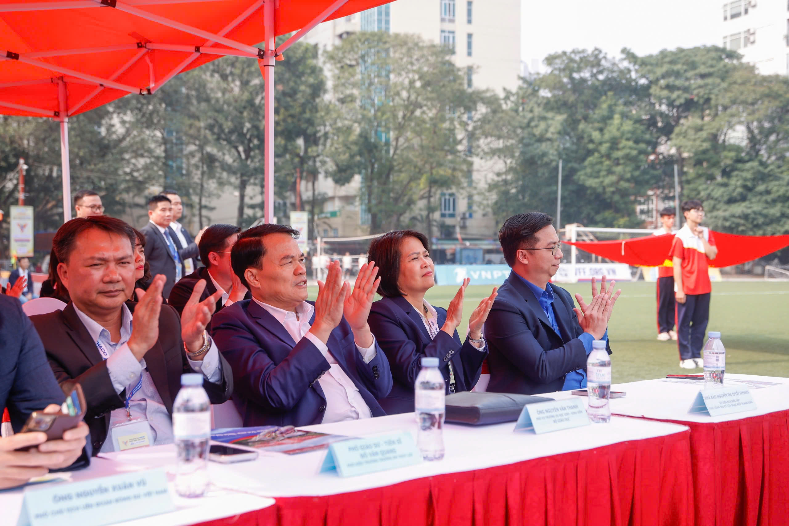 Cuộc đua ở v&ograve;ng loại ph&iacute;a bắc hấp dẫn chưa từng c&oacute;- Ảnh 3.