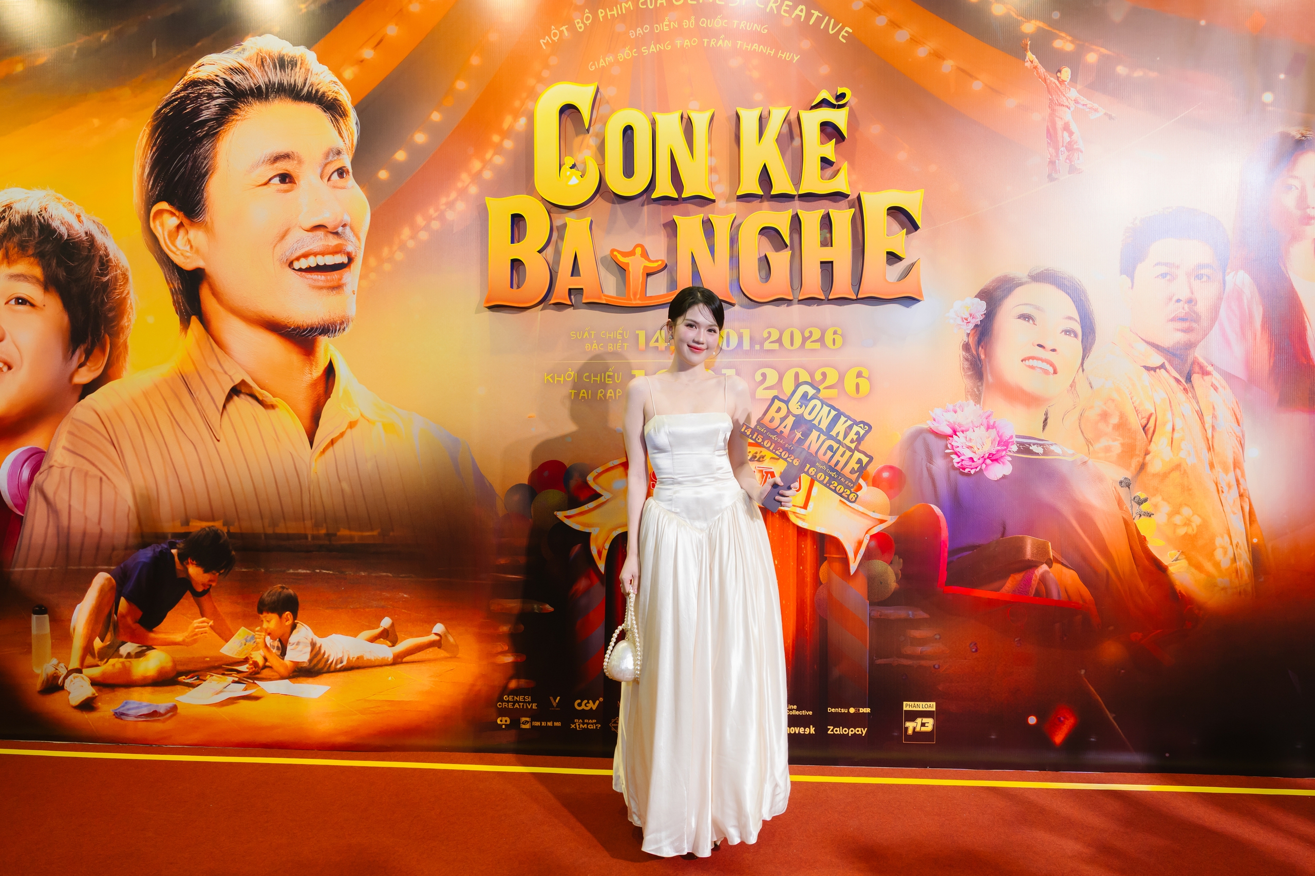 Ngọc Trinh gợi cảm tr&ecirc;n thảm đỏ ra mắt phim- Ảnh 2.