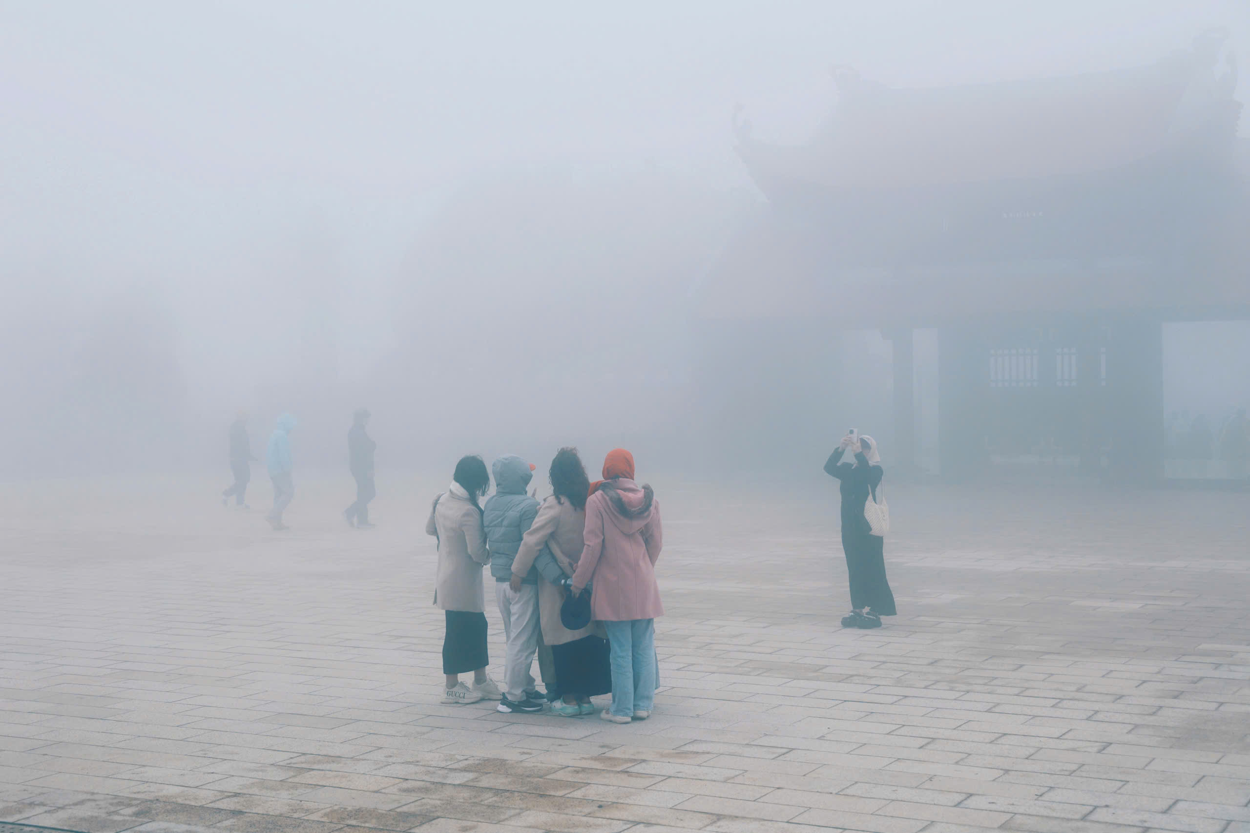 Lạc giữa tầng mây trên đỉnh Hòn Bà - "Đà Lạt của phố biển" Lạc bước trong mây tại Hòn Bà, nơi mệnh danh là 'Đà Lạt của Khánh Hòa' - Ảnh 7.
