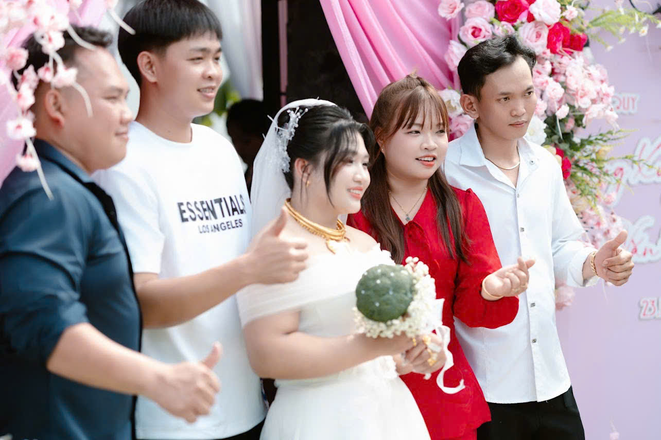 Chàng trai bốc vác cầu hôn bạn gái bán rau, cả chợ Bình Điền ai cũng vui - Ảnh 2.