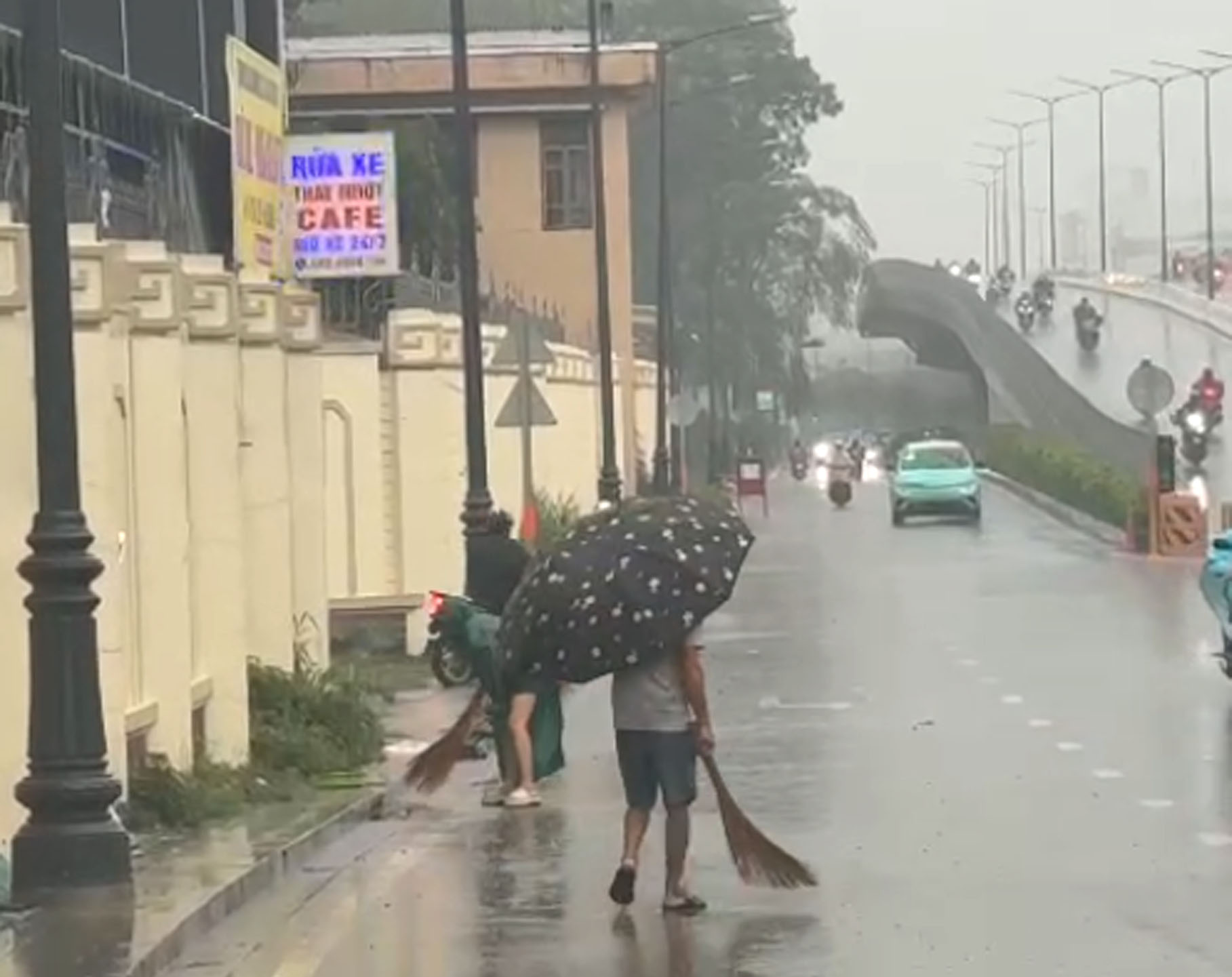 Rác thải nhà ga T3 bủa vây đường vào sân bay Tân Sơn Nhất gây bức xúc - Ảnh 8.