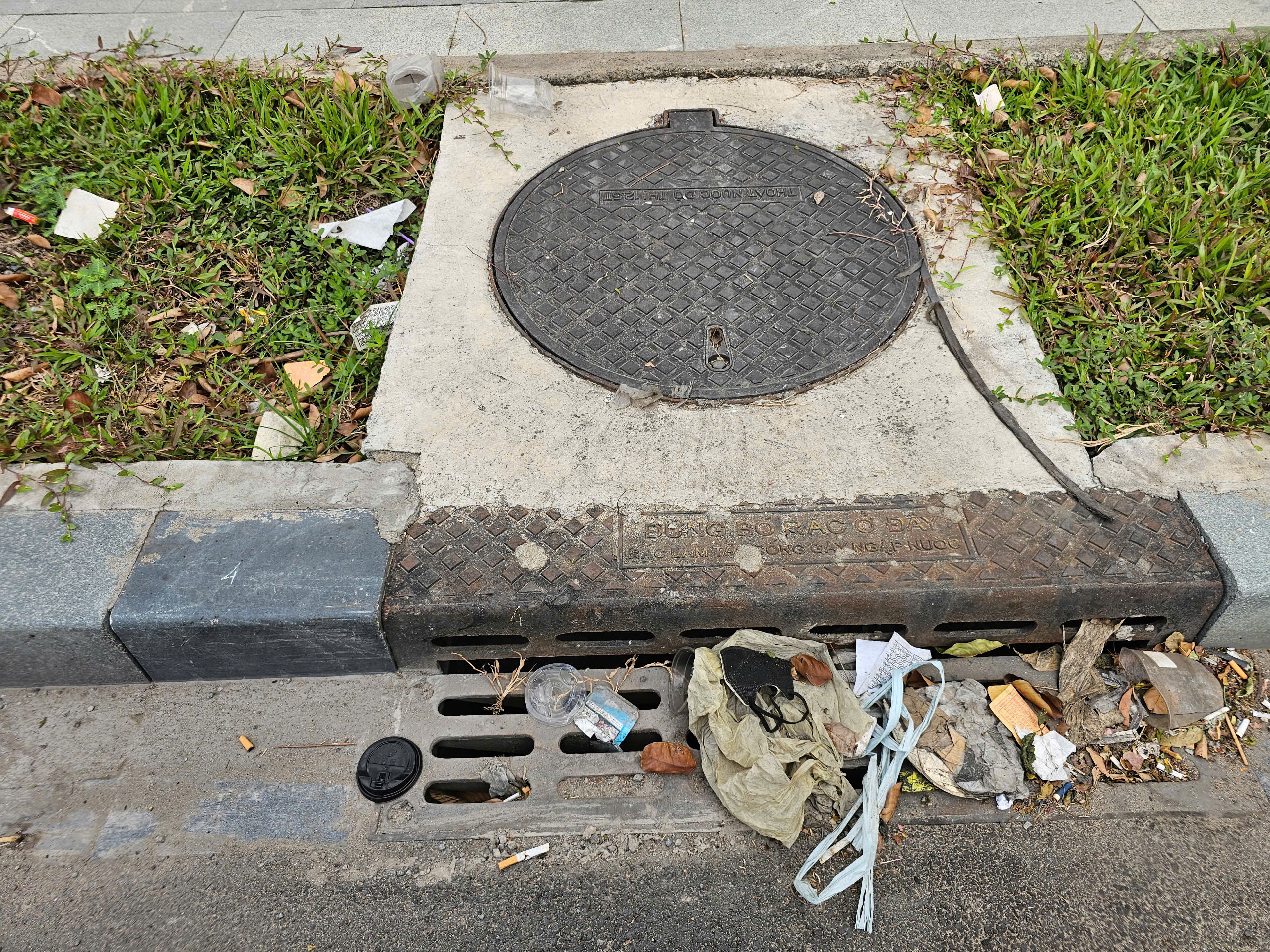 Rác thải nhà ga T3 bủa vây đường vào sân bay Tân Sơn Nhất gây bức xúc - Ảnh 4.