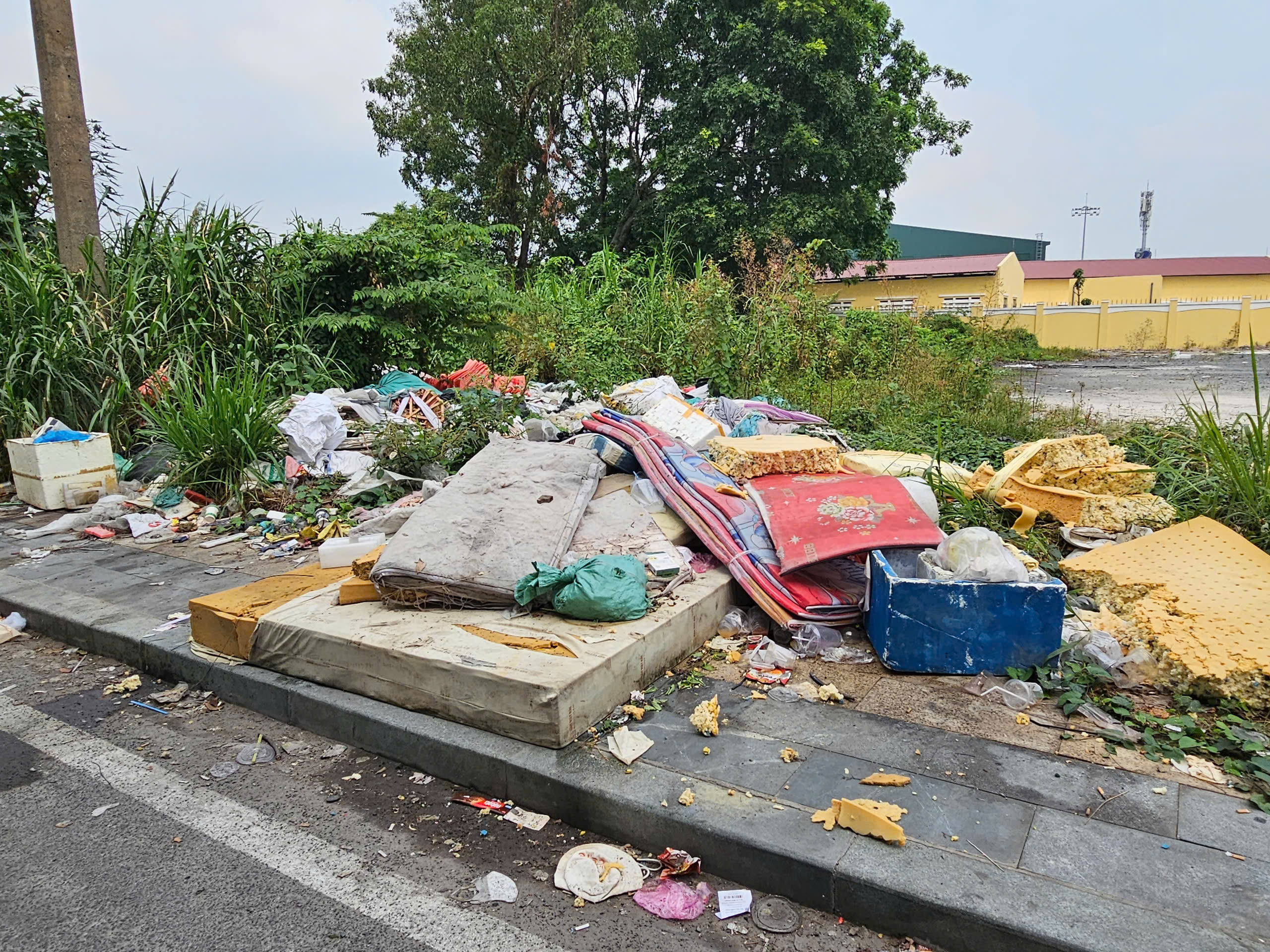 Rác thải nhà ga T3 bủa vây đường vào sân bay Tân Sơn Nhất gây bức xúc - Ảnh 2.