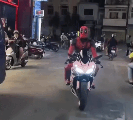 Deadpool ' ng&aacute;o đ&aacute; ' bị CSGT TP . HCM phạt hơn 22 triệu đồng v&igrave; vi phạm giao th&ocirc;ng - Ảnh 1.