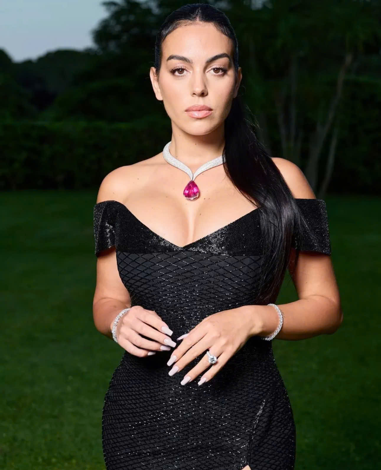 Màn 'đụng hàng' trang sức triệu USD của Rihanna, Karina (aespa) và bạn gái Ronaldo - Ảnh 1.