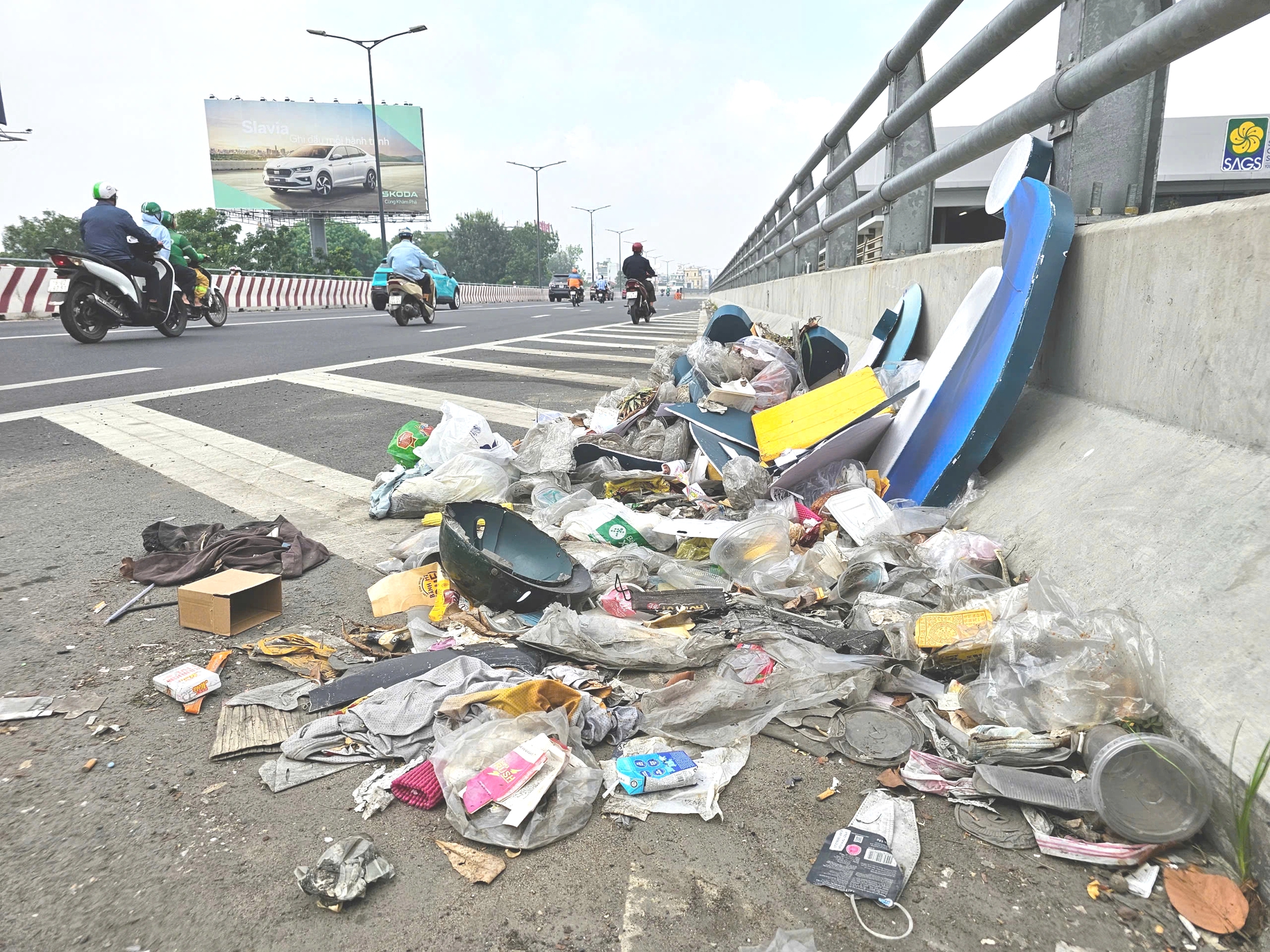 Rác thải nhà ga T3 bủa vây đường vào sân bay Tân Sơn Nhất gây bức xúc - Ảnh 1.
