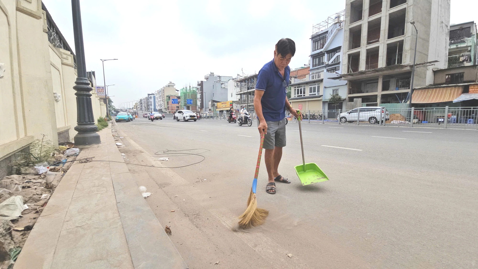 Rác thải nhà ga T3 bủa vây đường vào sân bay Tân Sơn Nhất gây bức xúc - Ảnh 7.
