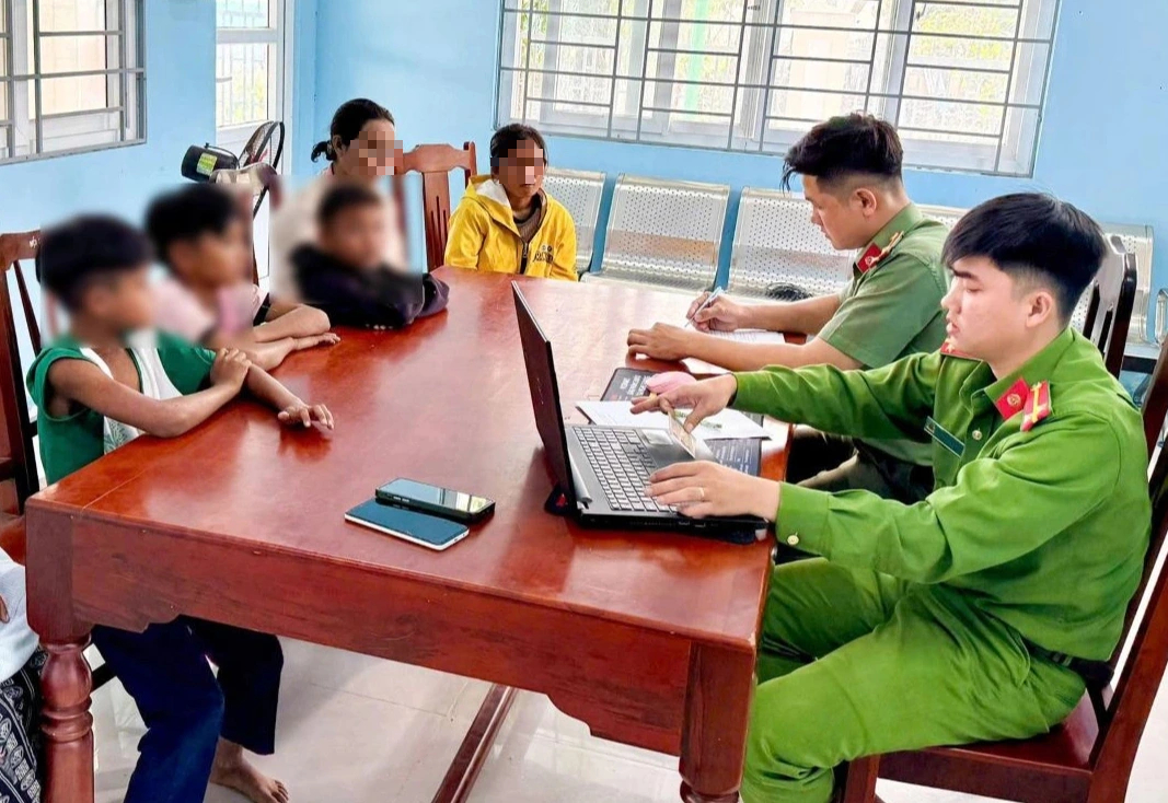 Thót tim 3 thiếu niên chơi đùa giữa làn đường cao tốc Cam Lâm - Vĩnh Hảo - Ảnh 2.