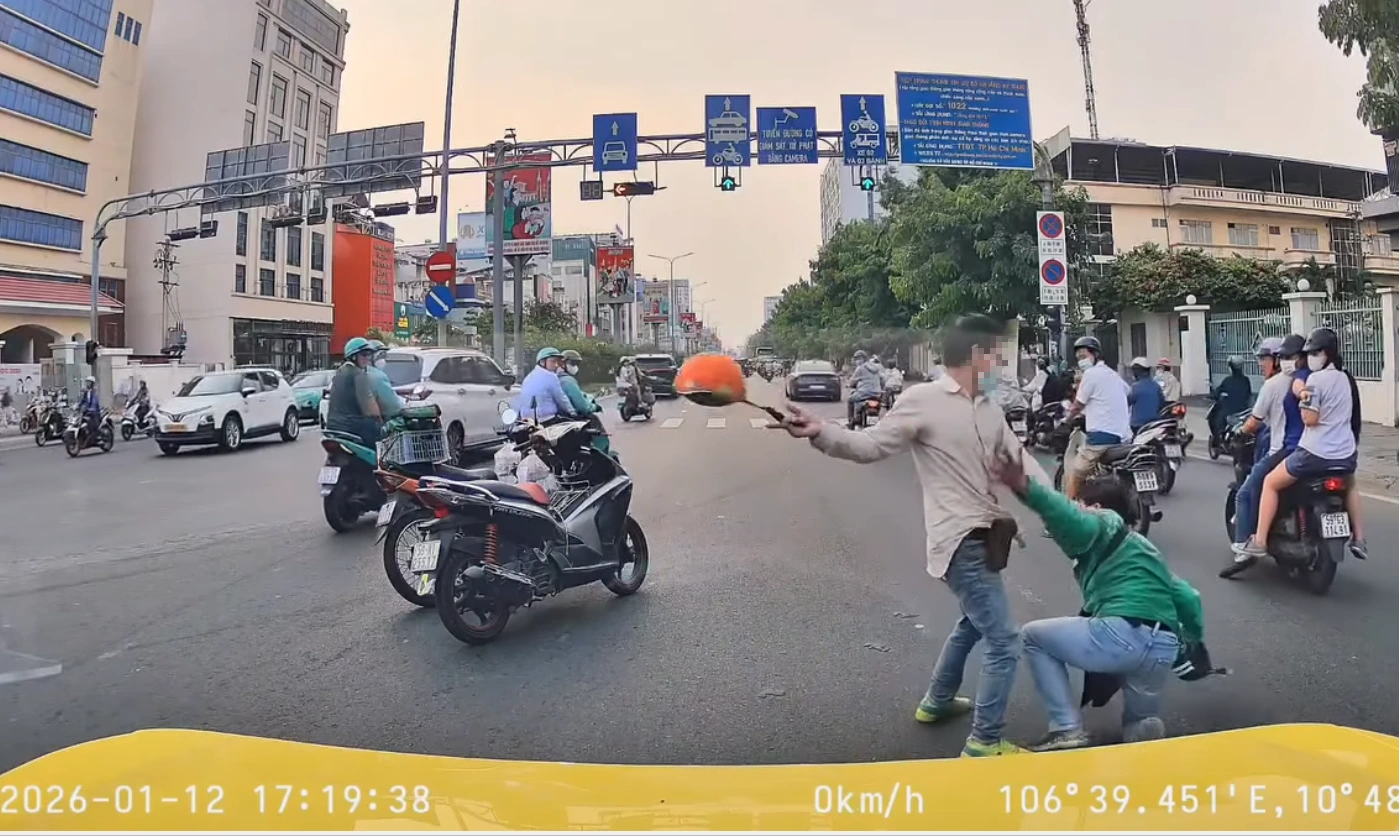 Hai người đàn ông đánh nhau bằng mũ bảo hiểm gây náo loạn đường phố - Ảnh 1.