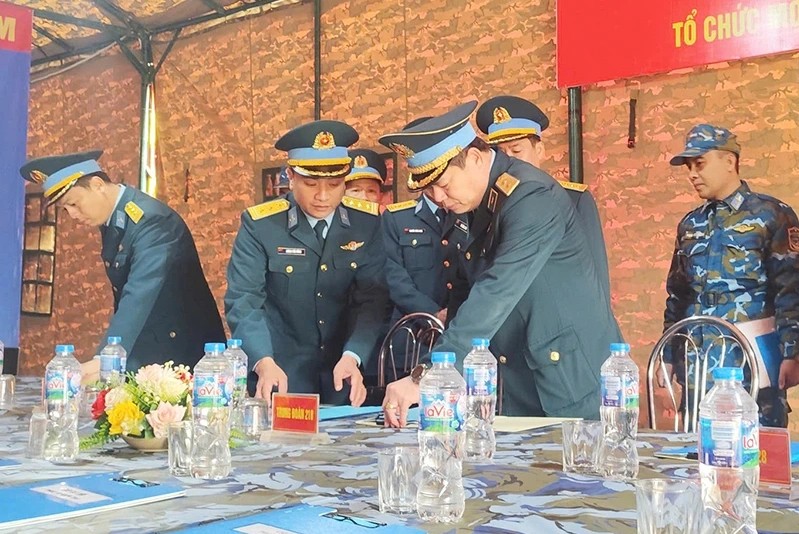 Tư lệnh Vũ Hồng Sơn kiểm tra trận địa phòng không tham gia bảo vệ Đại hội XIV- Ảnh 1. Tư lệnh Vũ Hồng Sơn kiểm tra trận địa phòng không tham gia bảo vệ Đại hội XIV- Ảnh 1.