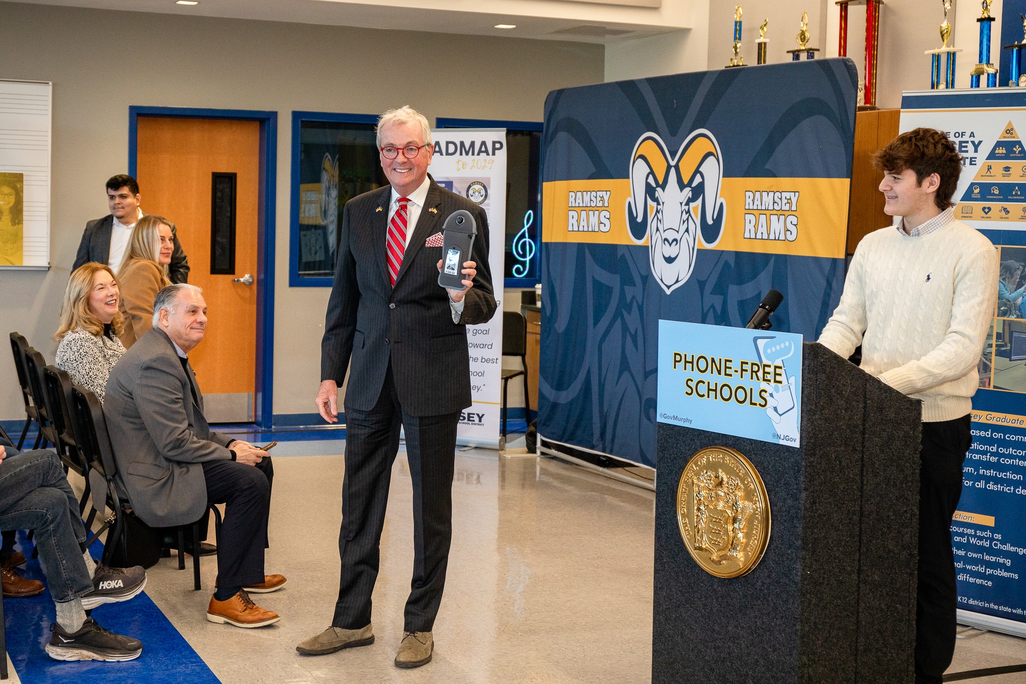 Lệnh cấm học sinh dùng điện thoại trong trường lan rộng khắp nước Mỹ - Ảnh 1.