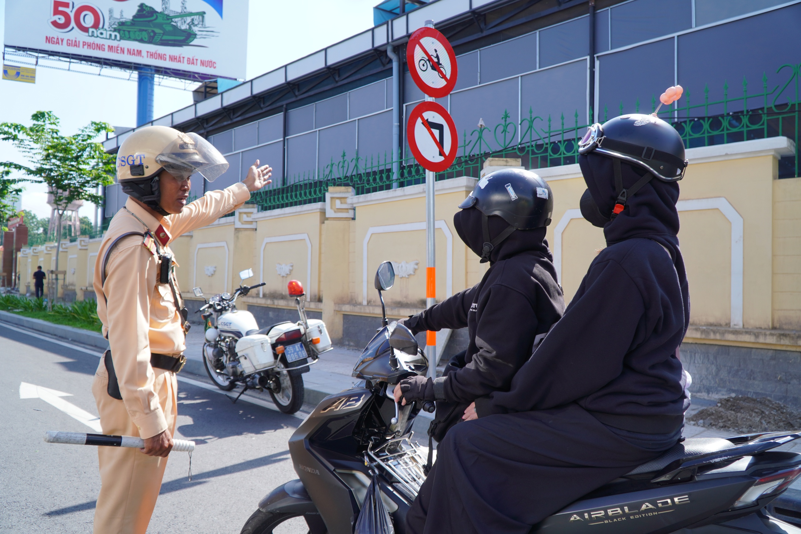 Nhiều lỗi vi phạm người đi xe máy sẽ bị CSGT tạm giữ xe - Ảnh 1.