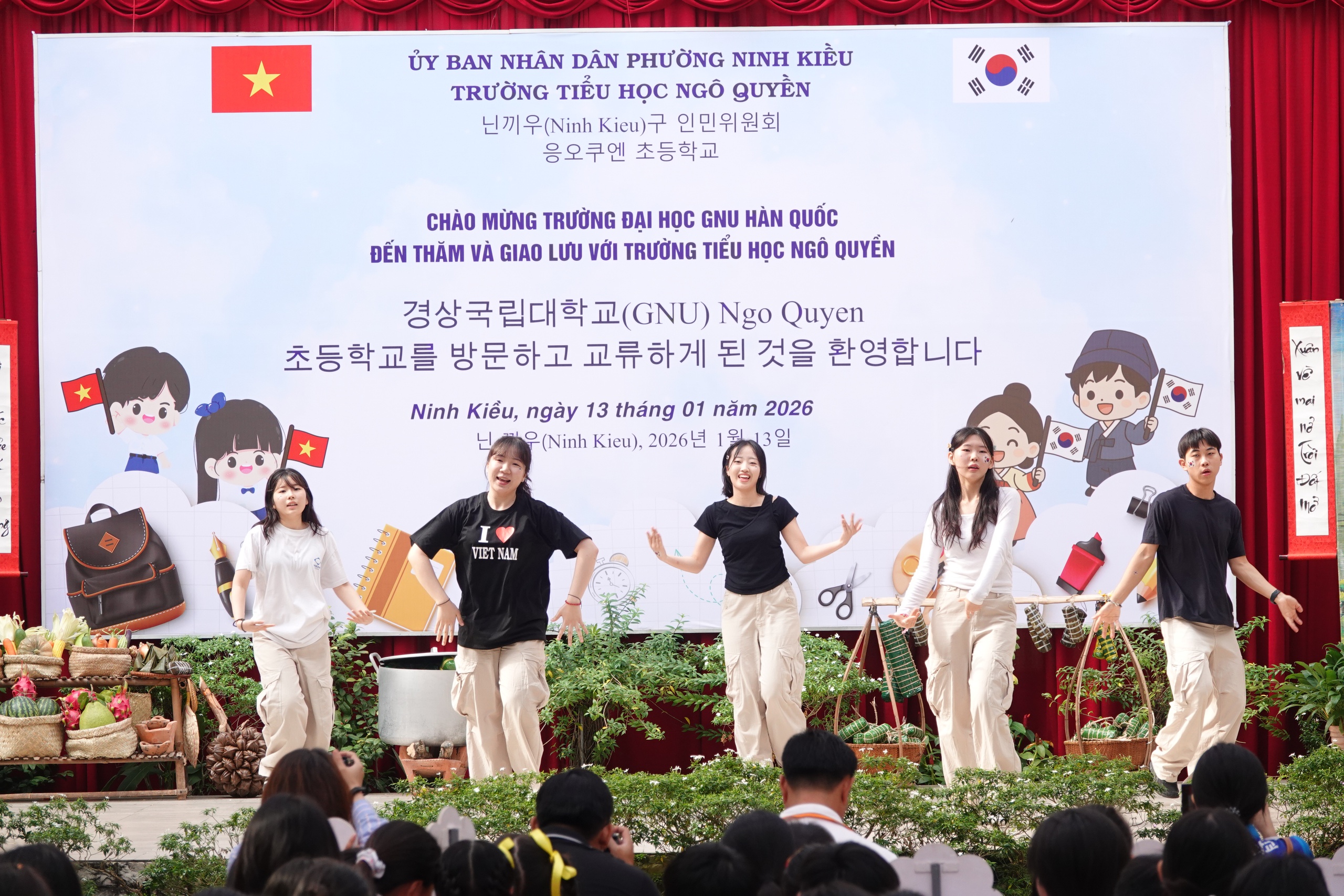 Học sinh tiểu học Cần Thơ thích thú trải nghiệm văn hóa Hàn Quốc - Ảnh 2.