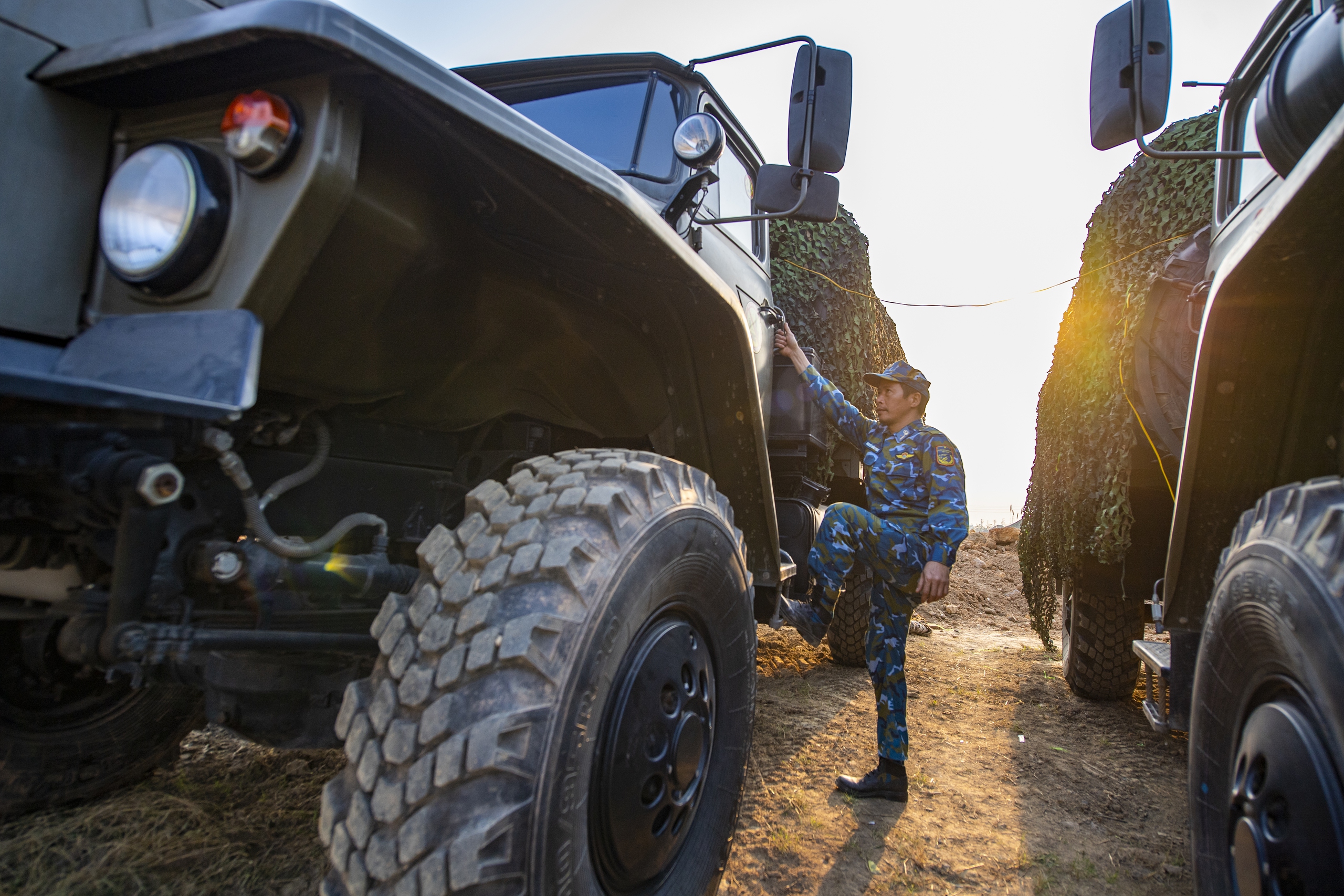 Tư lệnh Vũ Hồng Sơn kiểm tra trận địa phòng không tham gia bảo vệ Đại hội XIV- Ảnh 4. Tư lệnh Vũ Hồng Sơn kiểm tra trận địa phòng không tham gia bảo vệ Đại hội XIV- Ảnh 4.