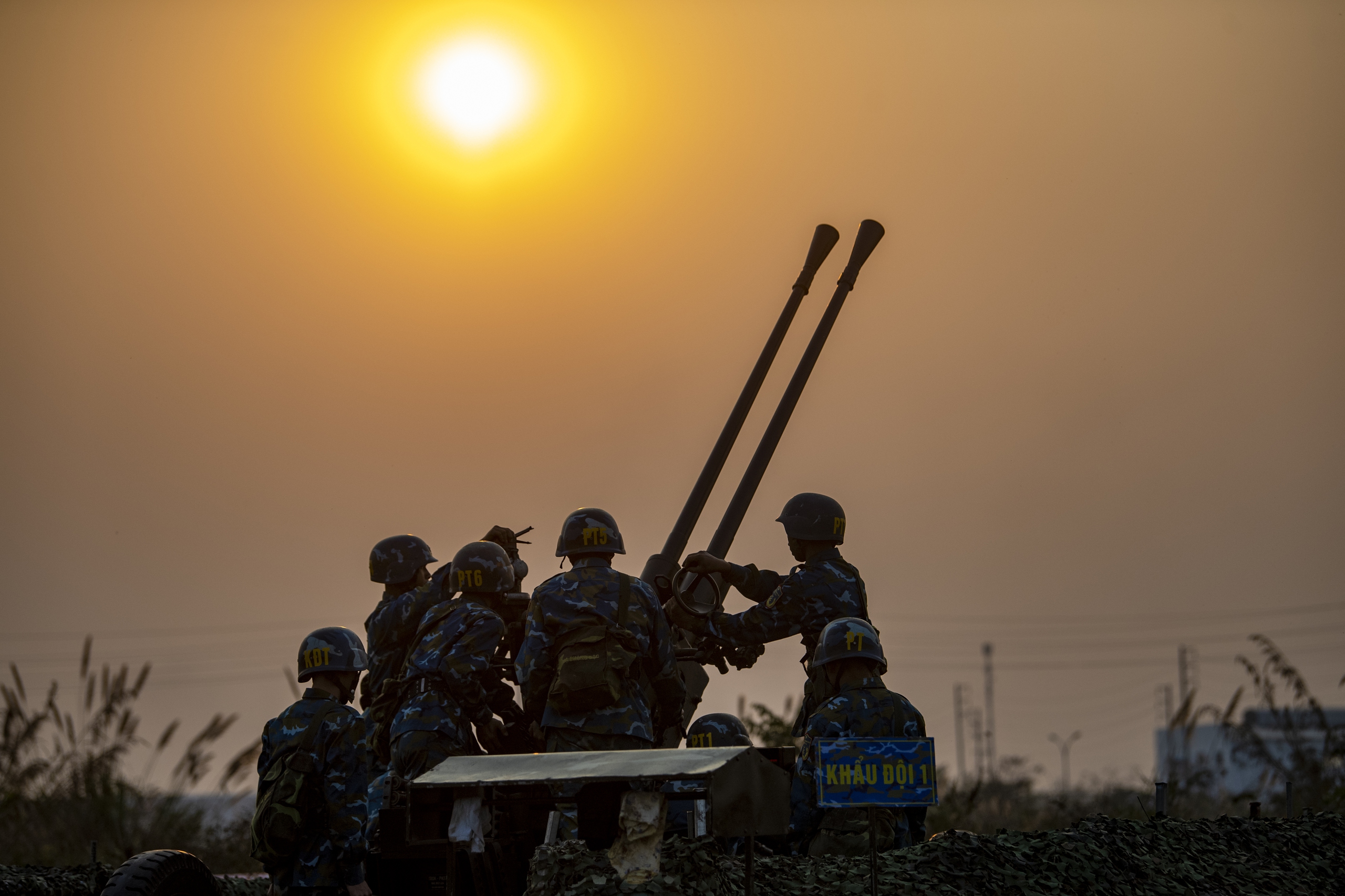 Tư lệnh Vũ Hồng Sơn kiểm tra trận địa phòng không tham gia bảo vệ Đại hội XIV- Ảnh 7. Tư lệnh Vũ Hồng Sơn kiểm tra trận địa phòng không tham gia bảo vệ Đại hội XIV- Ảnh 7.