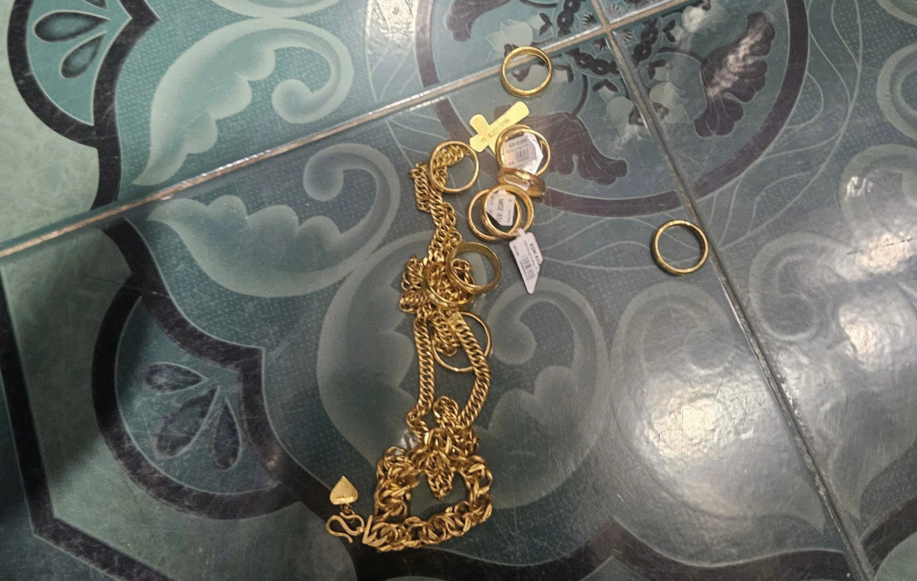 Đột nhập nhà dân, phá khóa tủ trộm cắp vàng hơn 600 triệu đồng  - Ảnh 2.