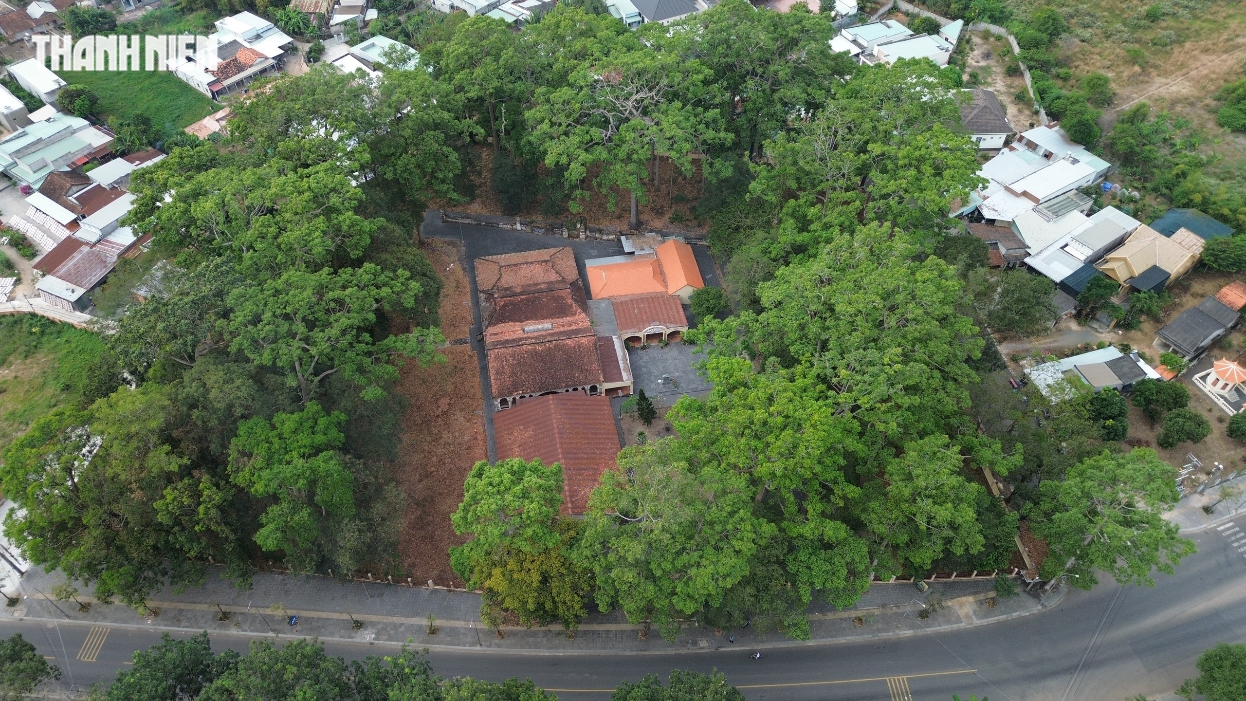 TP.HCM: Đừng bỏ hoang tường thành cổ hàng trăm năm tuổi trong đình thần Long Điền - Ảnh 6.