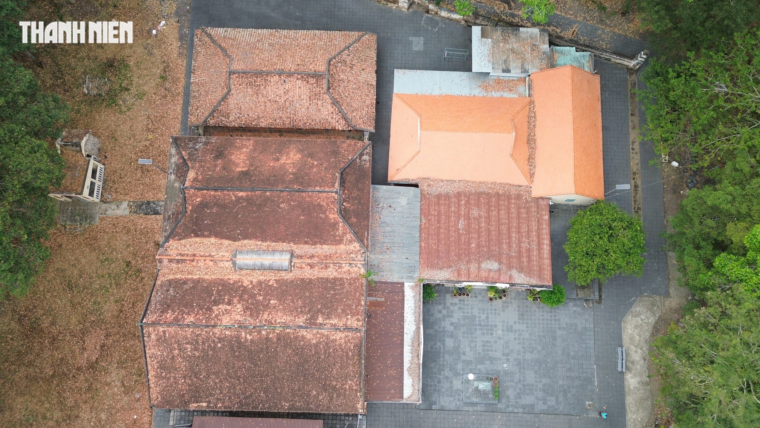 TP.HCM: Đừng bỏ hoang tường thành cổ hàng trăm năm tuổi trong đình thần Long Điền - Ảnh 1.