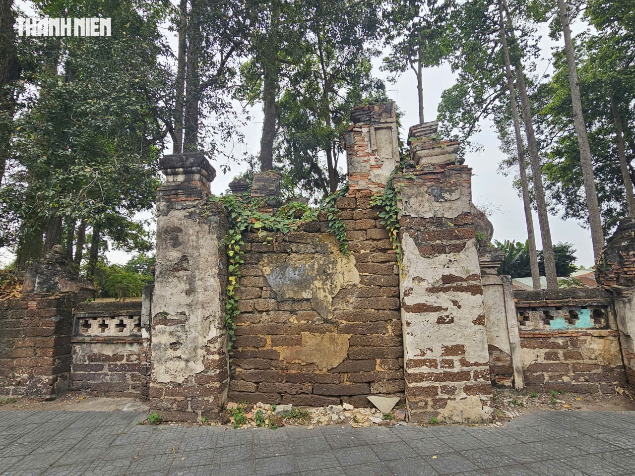 TP.HCM: Đừng bỏ hoang tường thành cổ hàng trăm năm tuổi trong đình thần Long Điền - Ảnh 9.