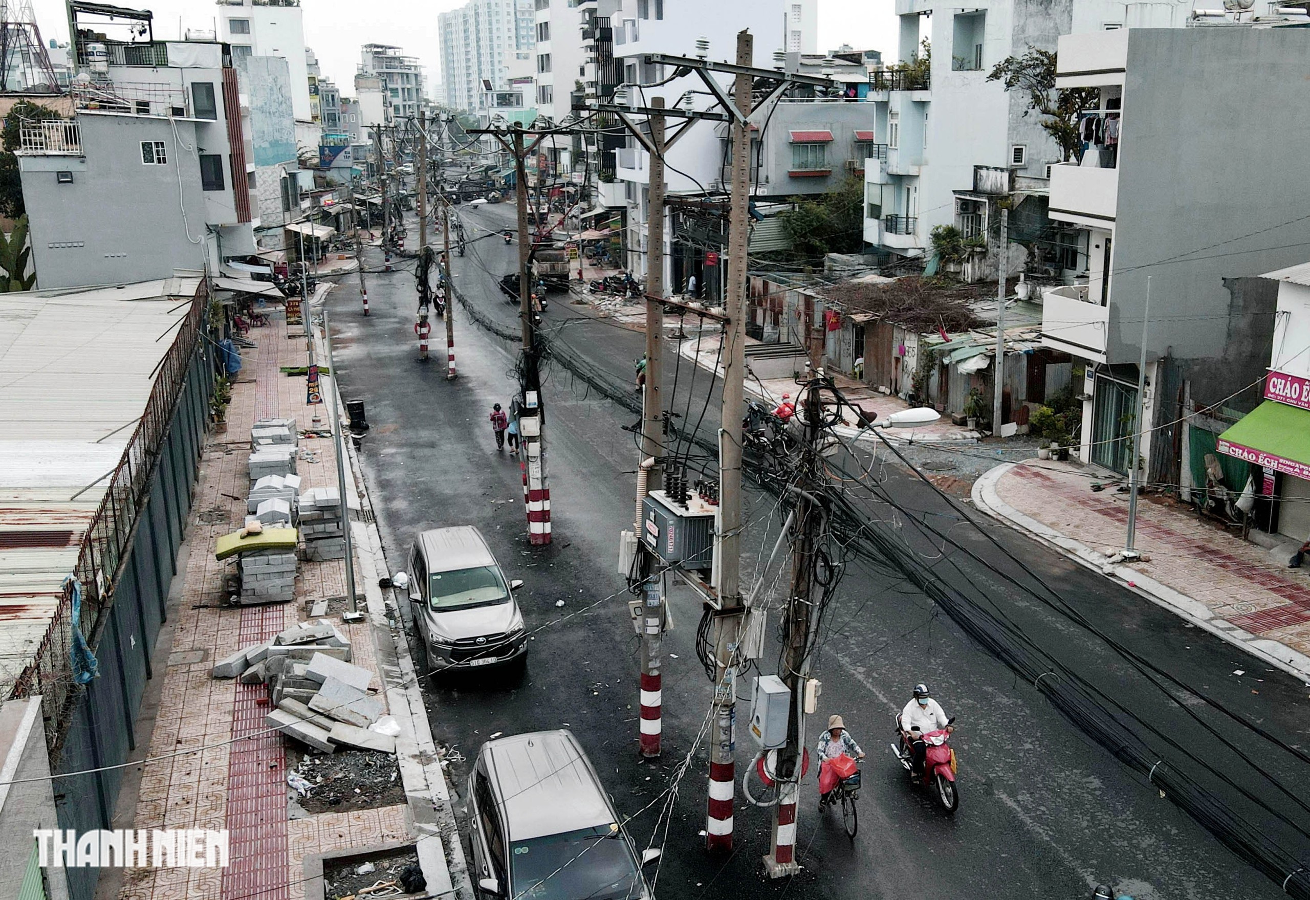 Đường Chu Văn An dần về đích, hàng loạt cột điện vẫn án ngữ mặt đường - Ảnh 1.