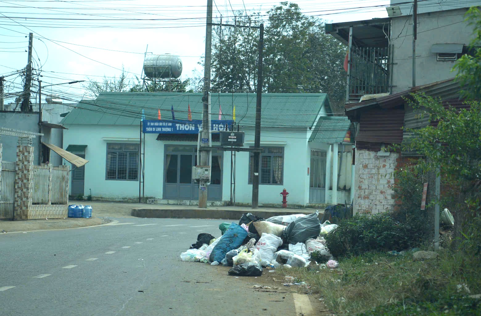 Lâm Đồng rác sinh hoạt chất đống dọc quốc lộ 20 vì sao? - Ảnh 1.