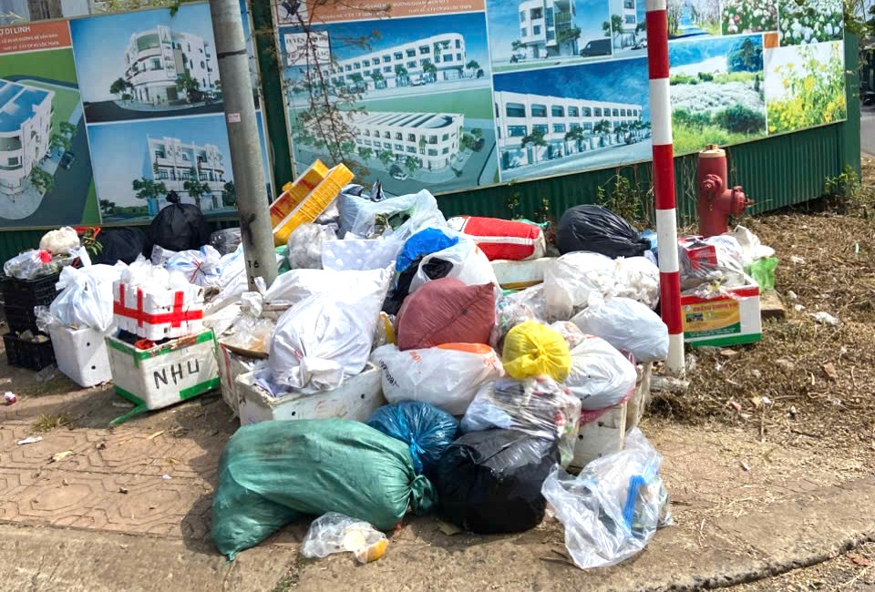 Rác sinh hoạt chất đống dọc quốc lộ 20 tại Lâm Đồng: Nguyên nhân và giải pháp - Ảnh 2.