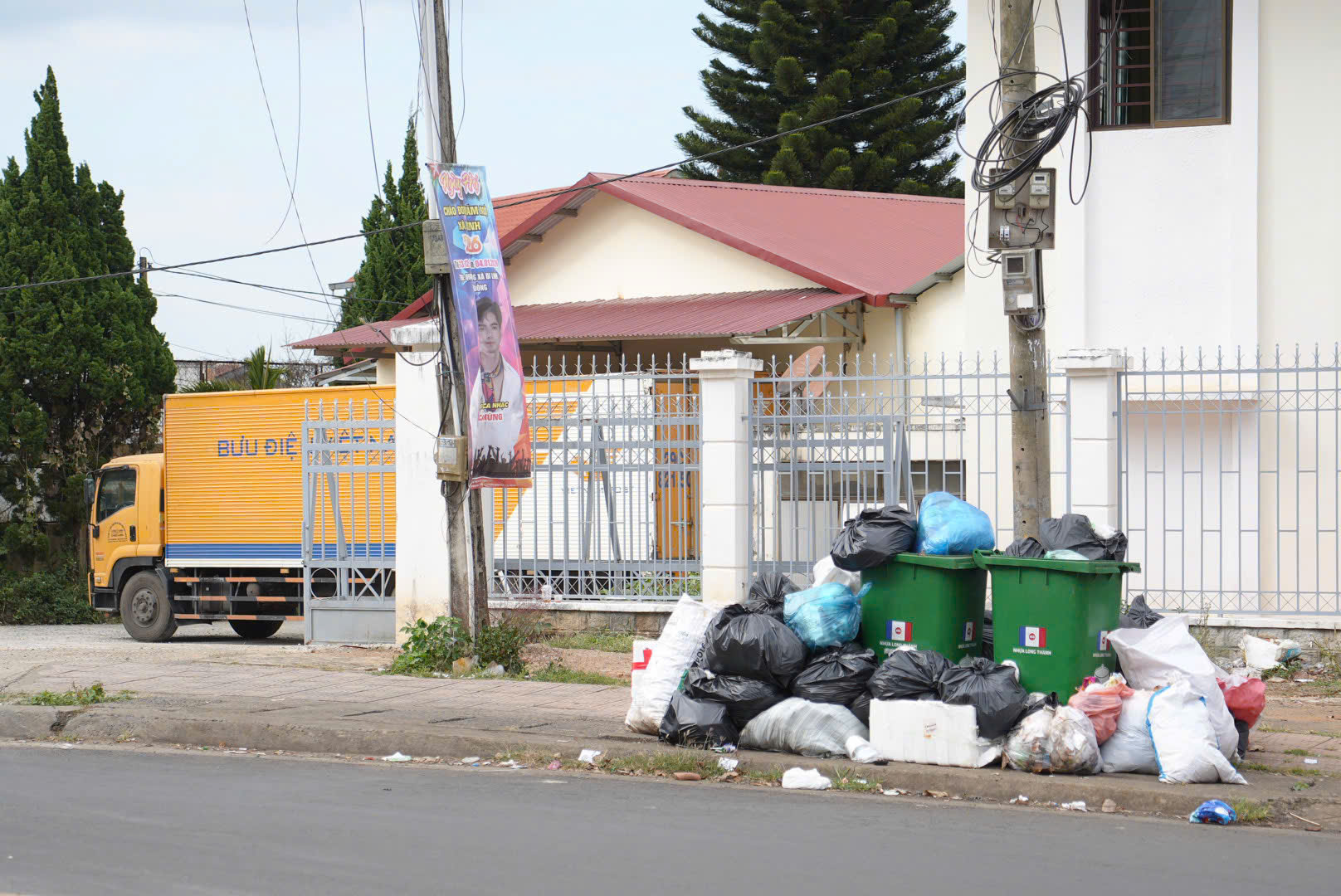 Rác sinh hoạt chất đống dọc quốc lộ 20 tại Lâm Đồng: Nguyên nhân và giải pháp - Ảnh 7.