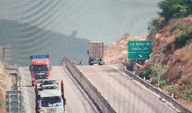 Thót tim 3 thiếu niên chơi đùa giữa làn đường cao tốc Cam Lâm - Vĩnh Hảo - Ảnh 1.
