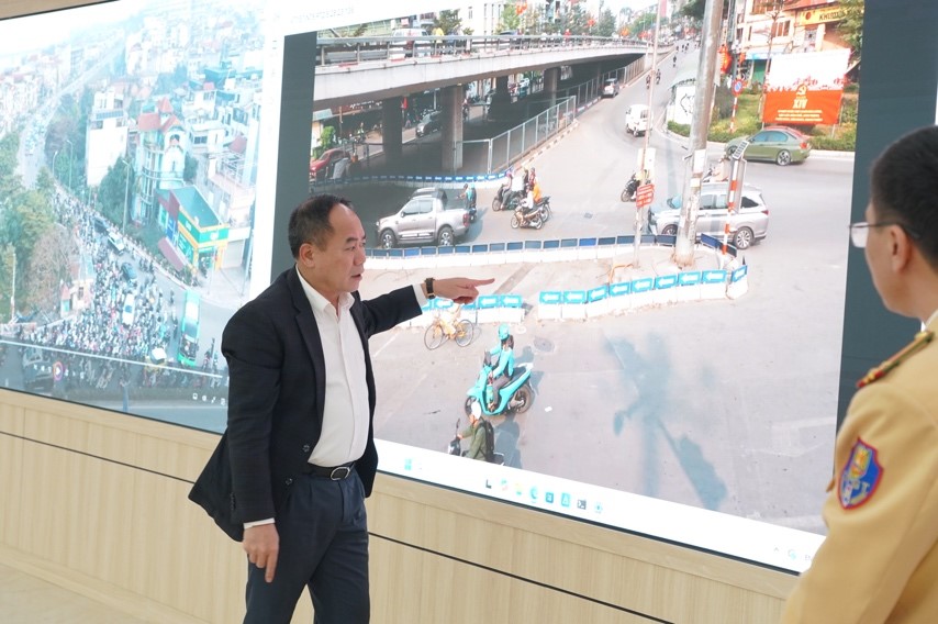 Giám đốc Công an Hà Nội chỉ đạo giải quyết 51 điểm ùn tắc giao thông hiệu quả - Ảnh 1.