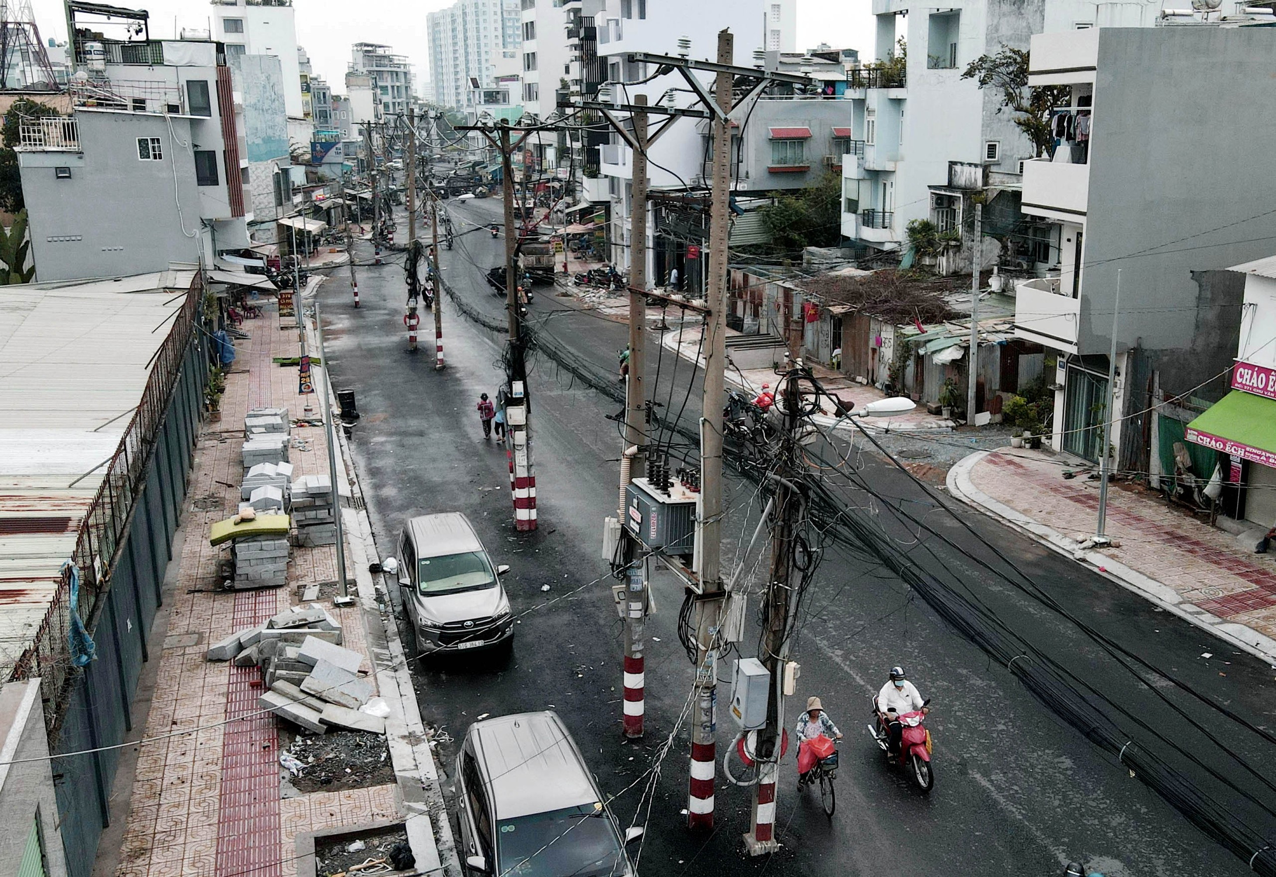 Dãy trụ điện nằm giữa đường Chu Văn An: Sở Xây dựng TP.HCM lên tiếng- Ảnh 2.