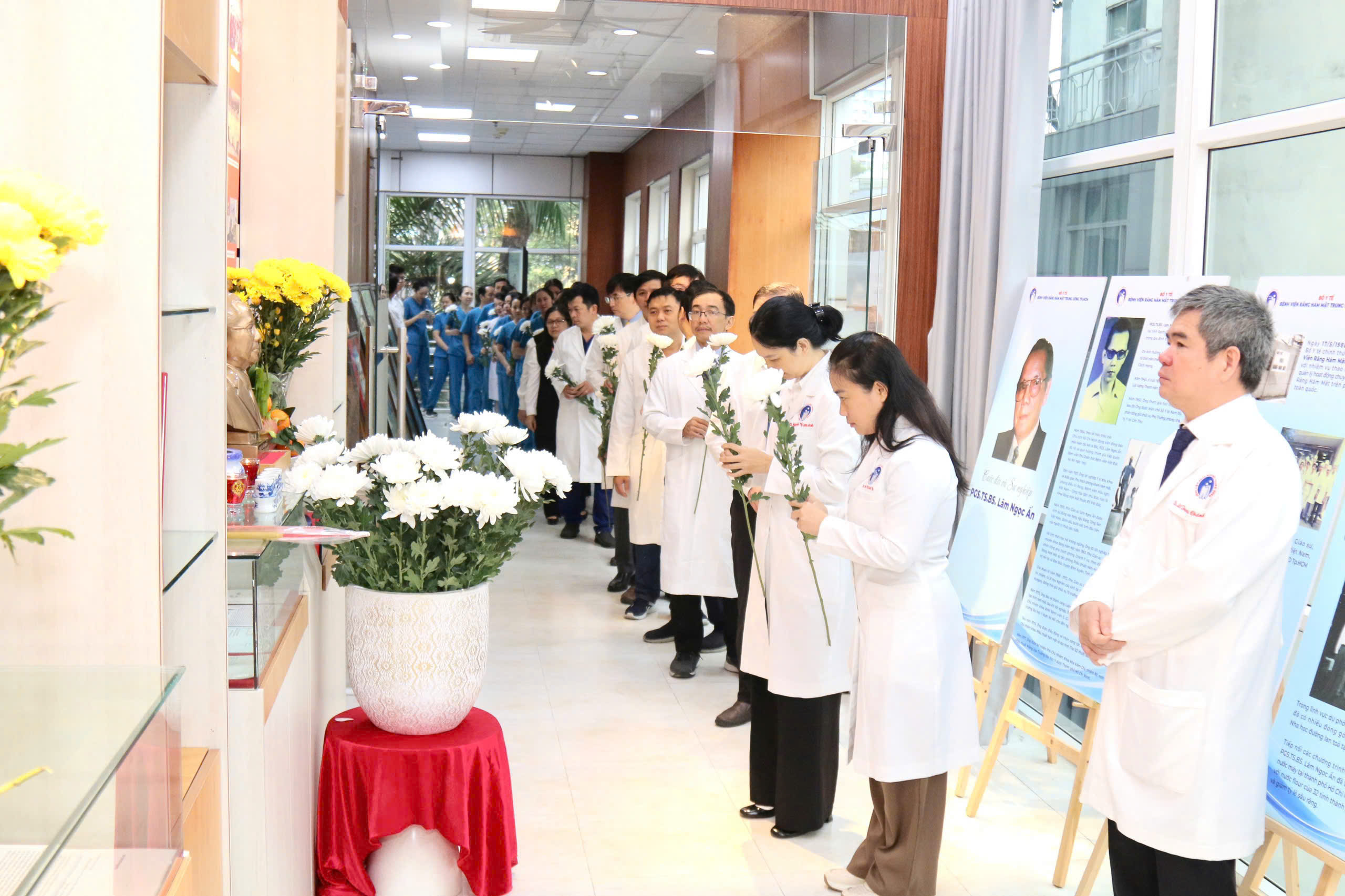 Bệnh viện Răng hàm mặt Trung ương TP.HCM tri ân thế hệ thầy thuốc đi trước - Ảnh 2.