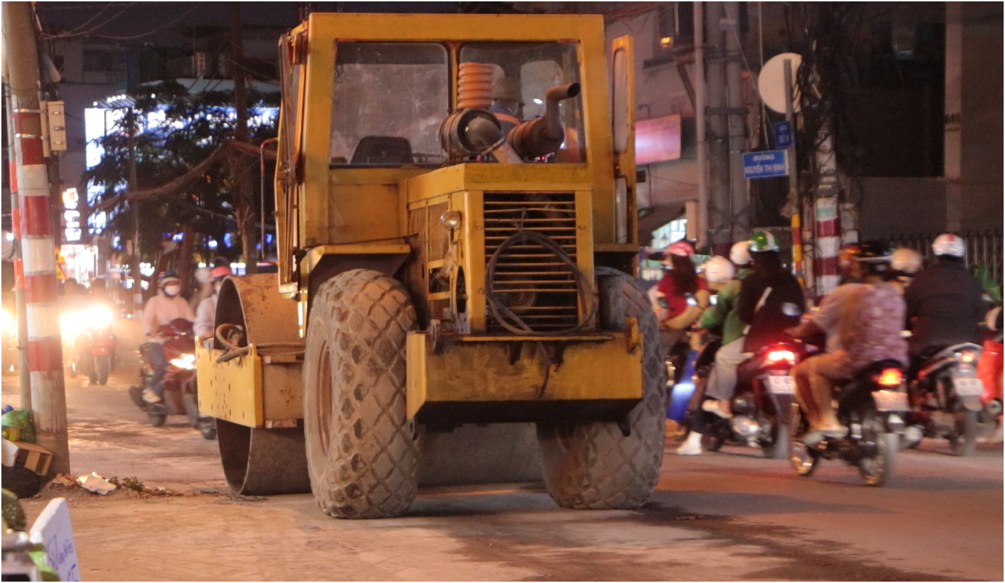 Hơn 2.000 tỉ đồng mở rộng đường Nguyễn Thị Định, người dân vừa mừng vừa lo - Ảnh 1.