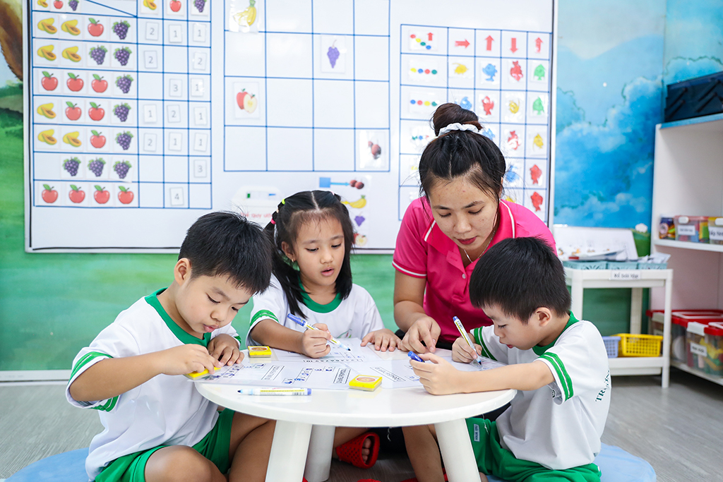 Lương giáo viên hiện tại và tương lai theo luật nhà giáo 2025 - Ảnh 1.