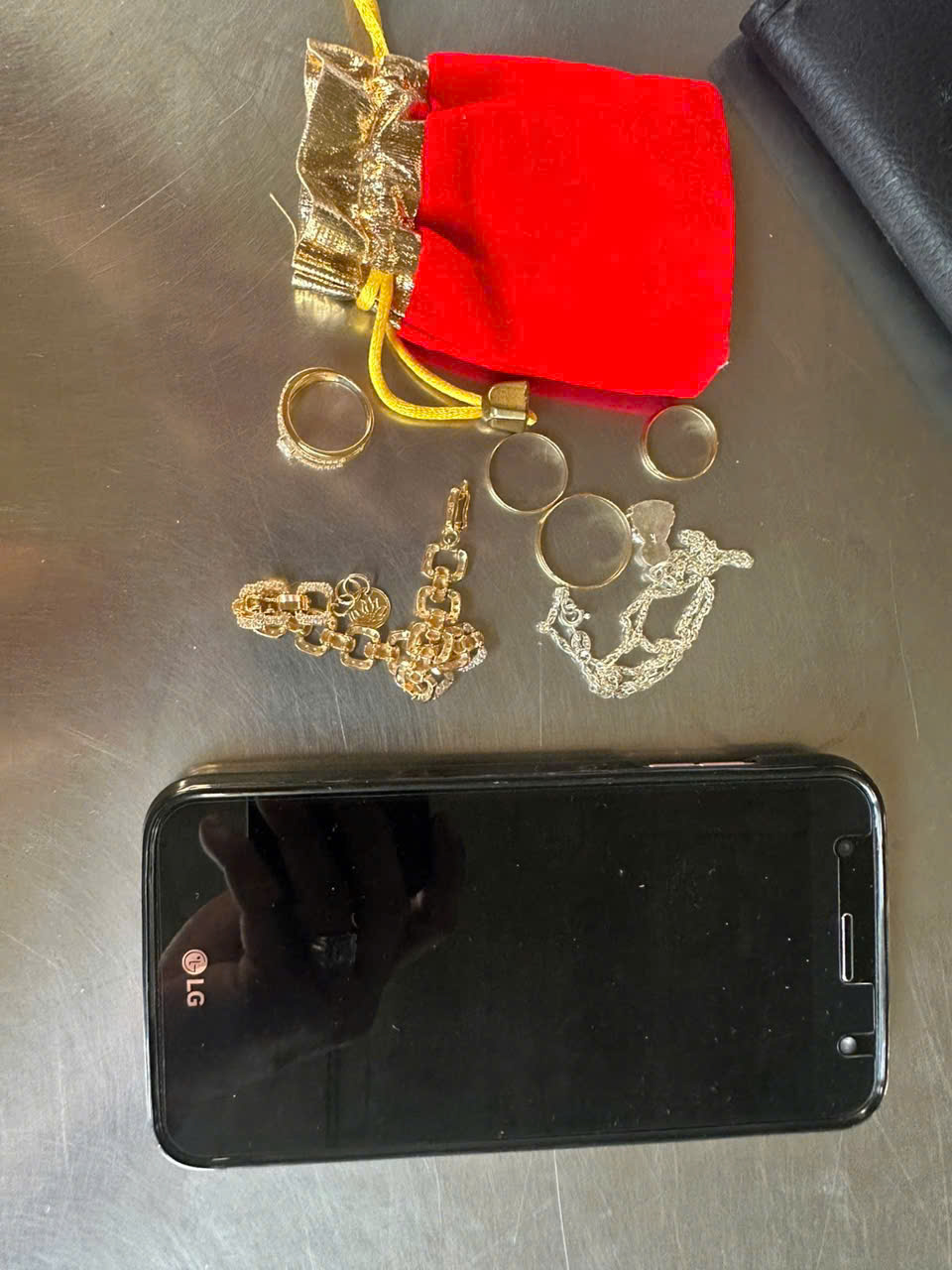 Trả lại vàng, tiền cho khách sau 3 giờ thất lạc ở Sân bay Tân Sơn Nhất - Ảnh 2.